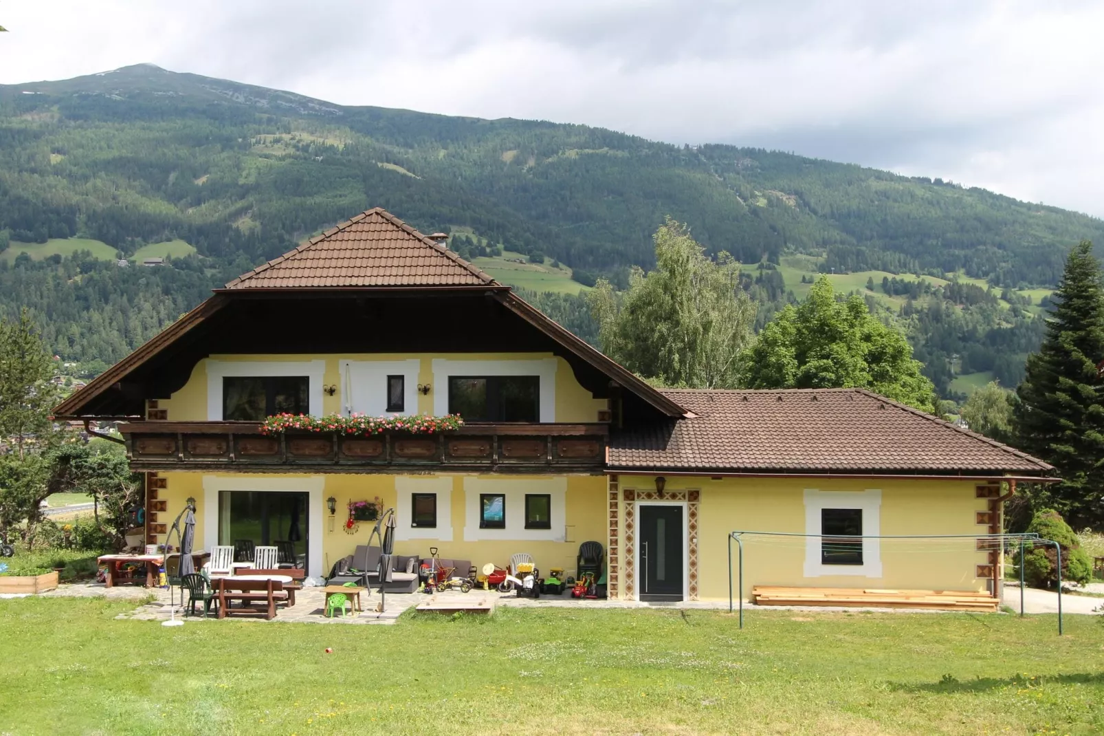 Corinna-Exterior summer
