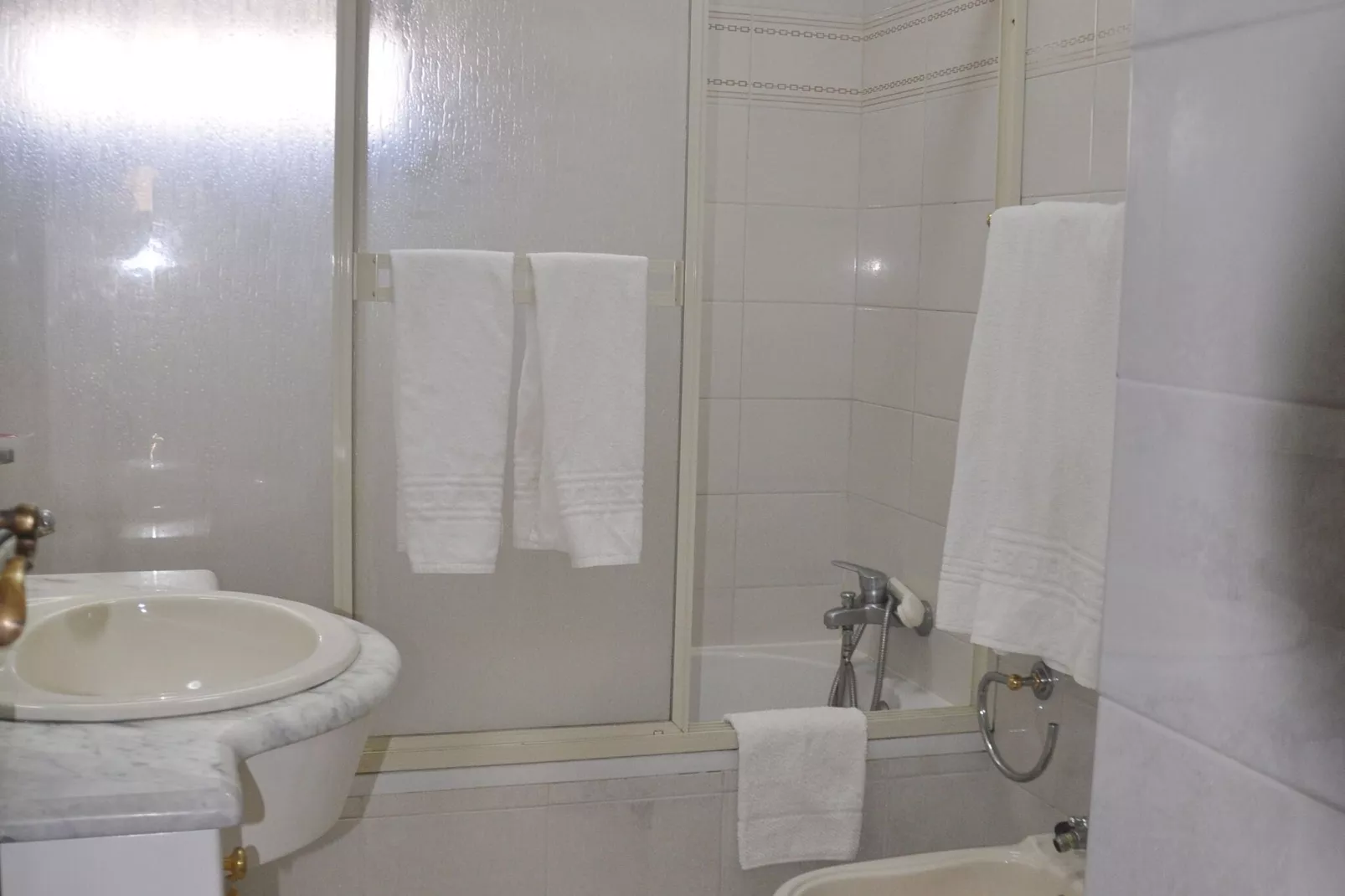 Martini Bianco-Bathroom