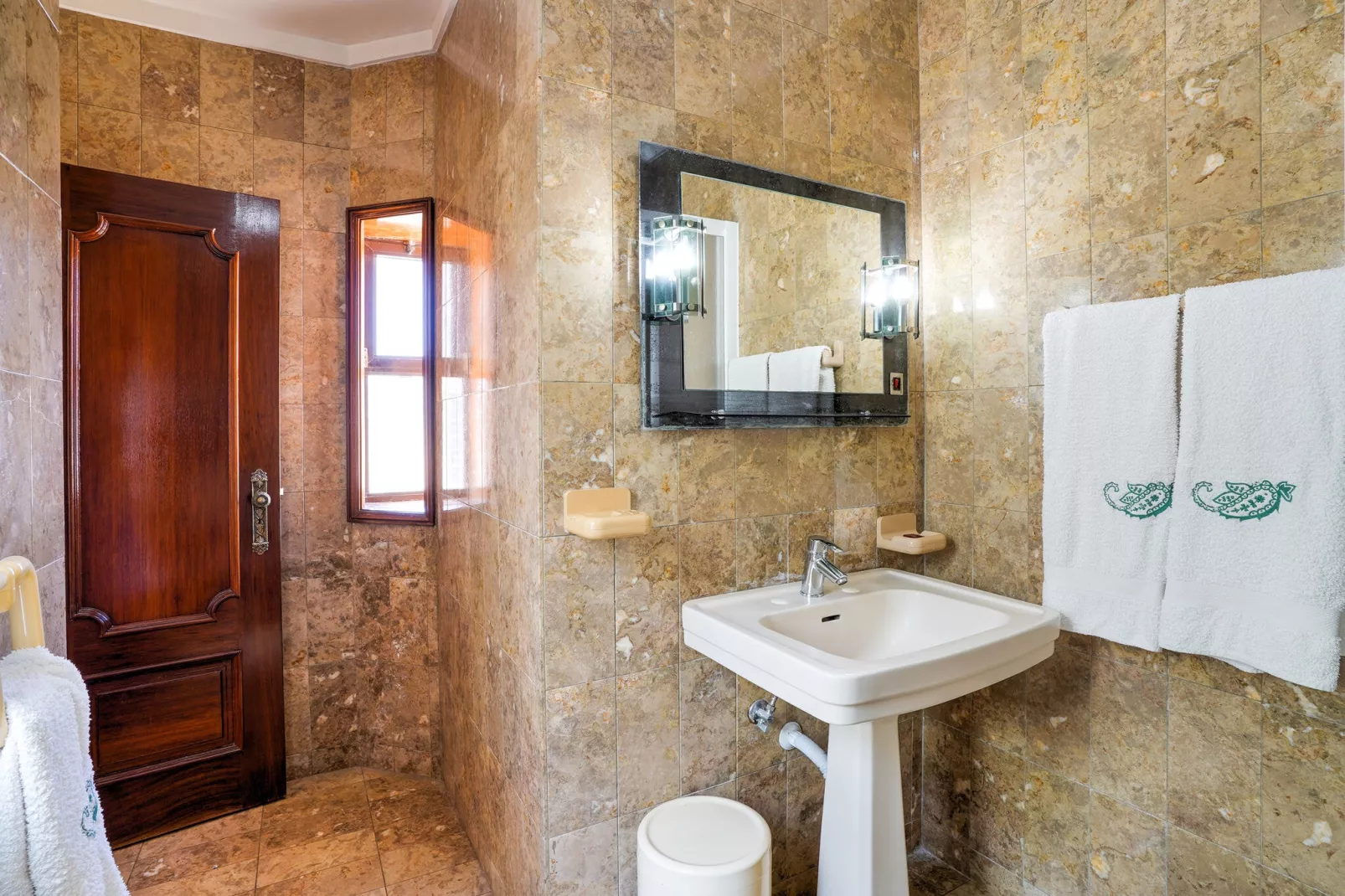 Vivenda Maximino-Bathroom