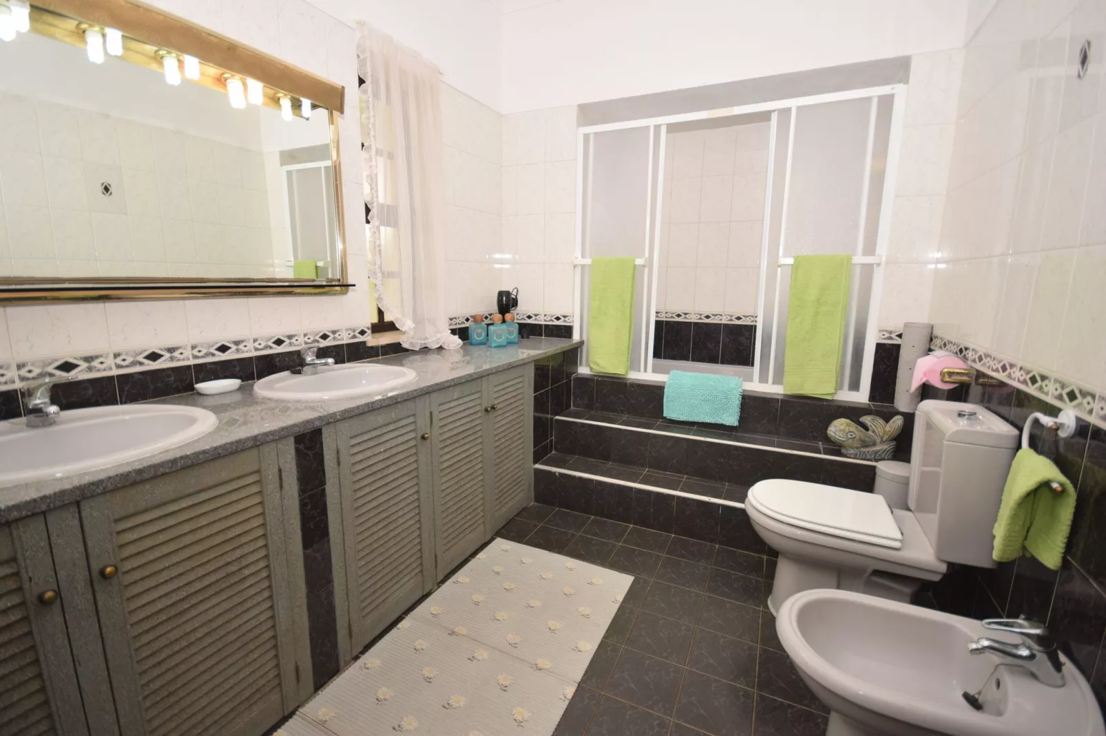 Vivenda Ferreiras-Bathroom