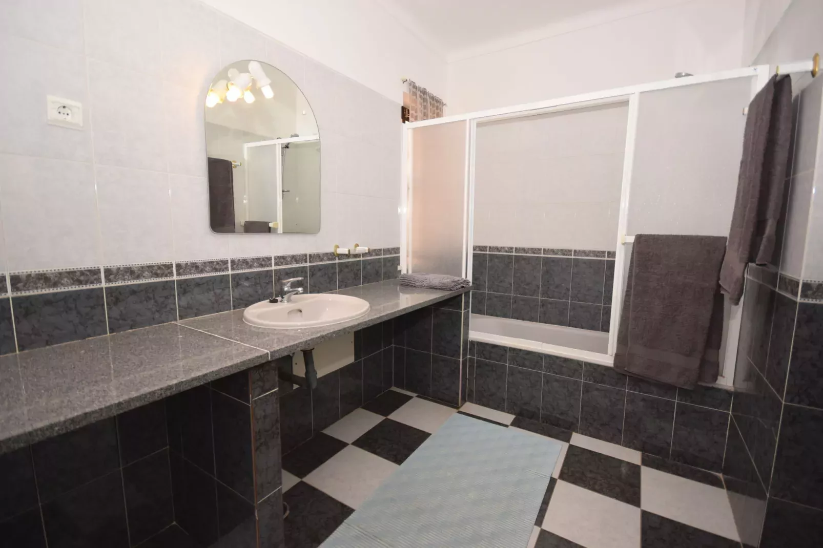 Vivenda Ferreiras-Bathroom