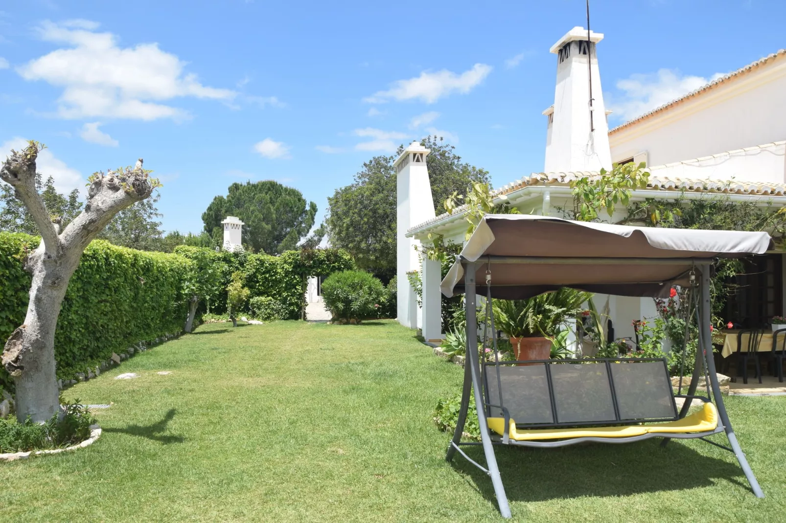 Vivenda Ferreiras-Gardens summer