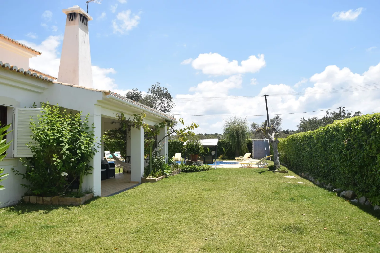 Vivenda Ferreiras-Gardens summer