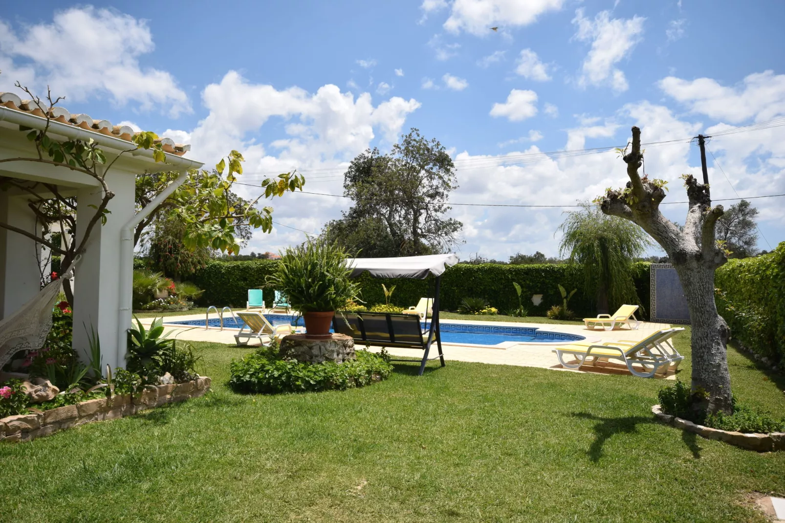 Vivenda Ferreiras-Gardens summer