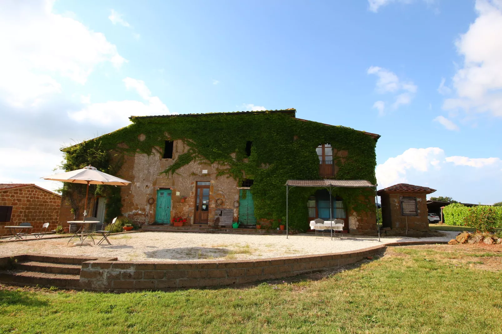 Sorano-Exterior summer