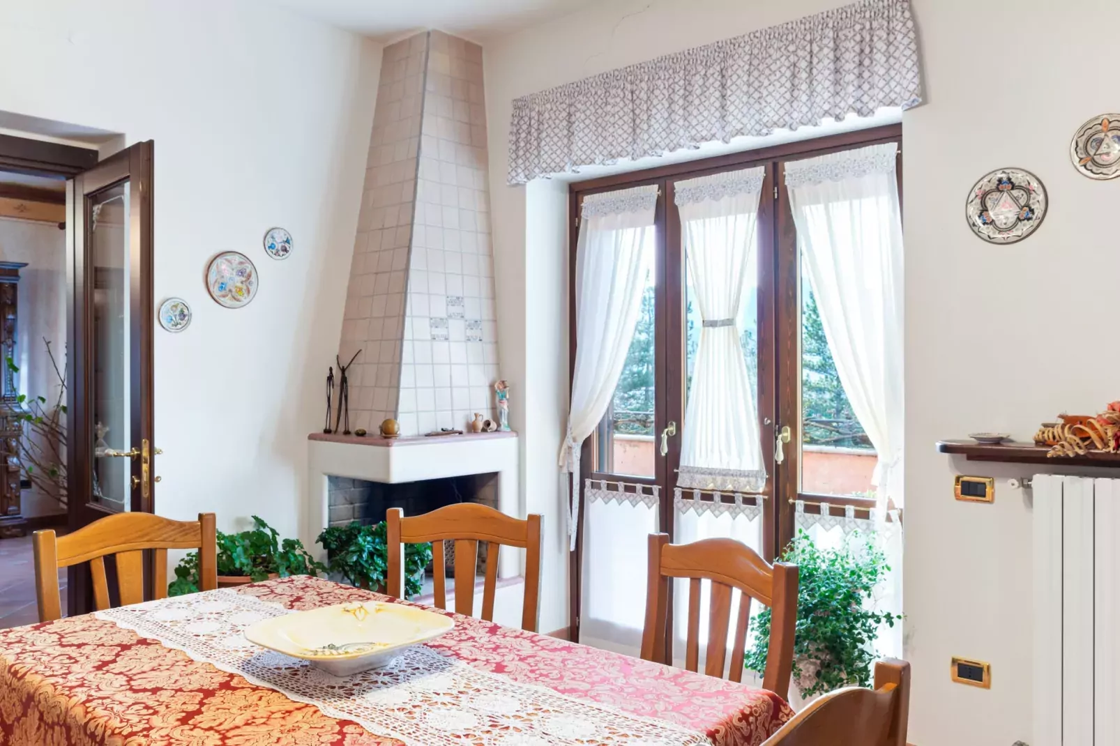Appartamento in Villa con Giardino e Piscina-Living room