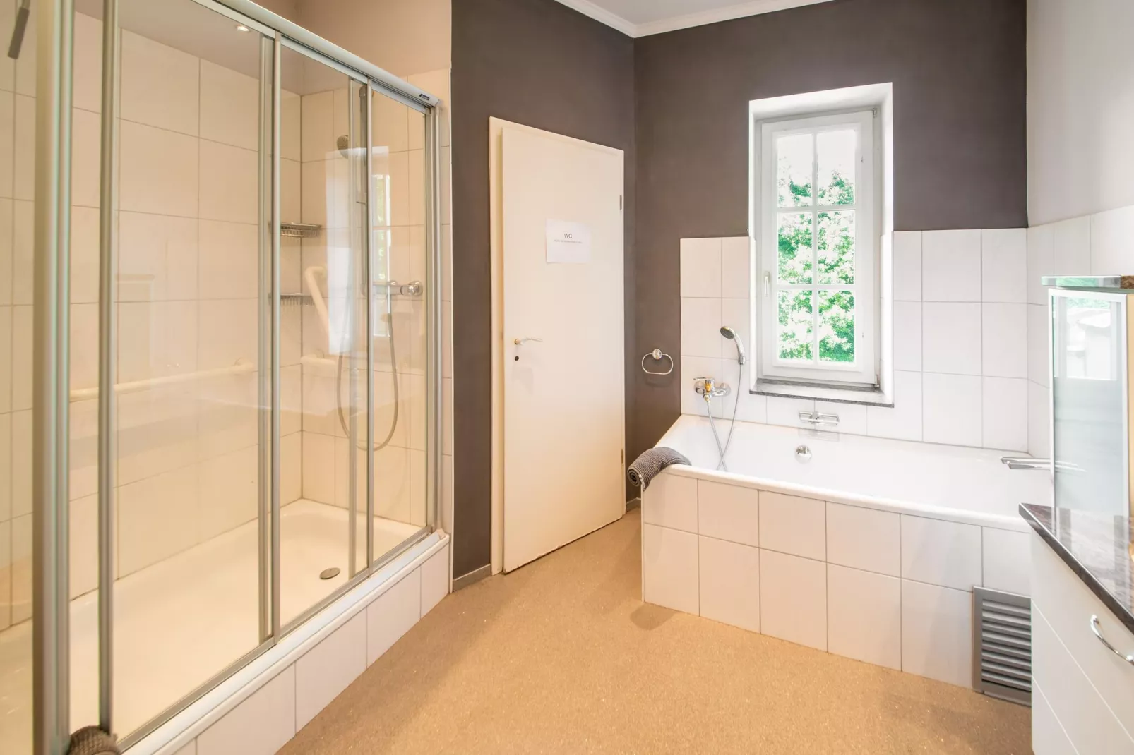 Le Chateau de Balmoral-Bathroom
