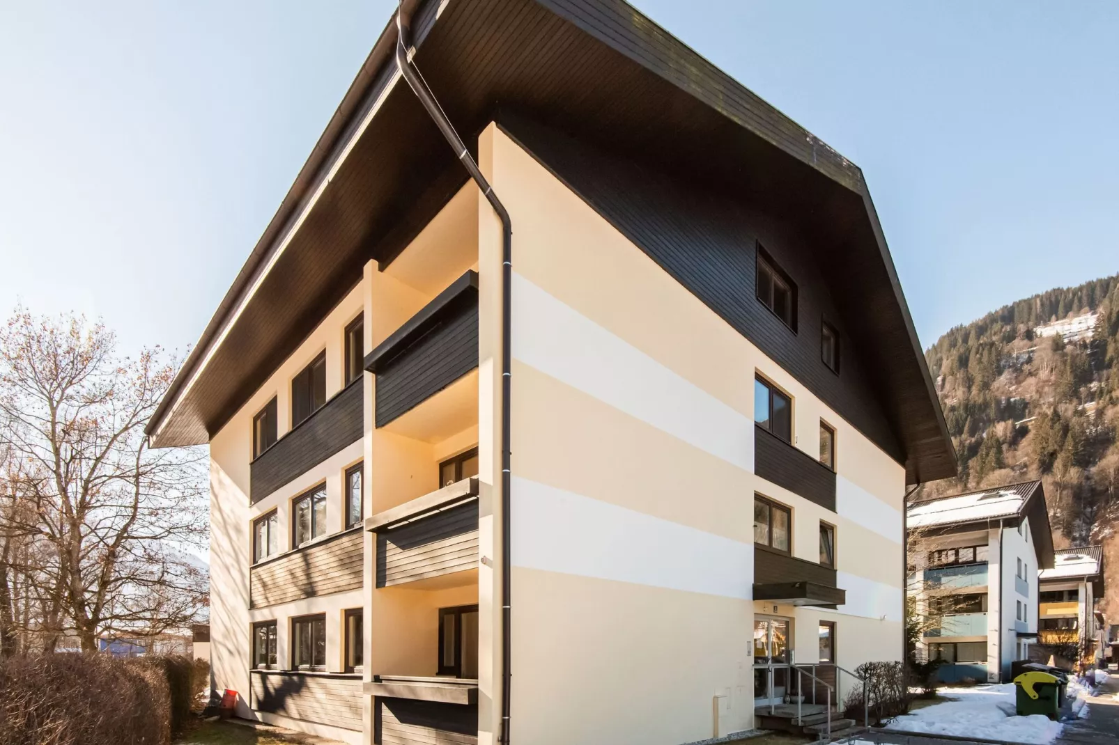 Lake Apartment Yunique-Exterior winter