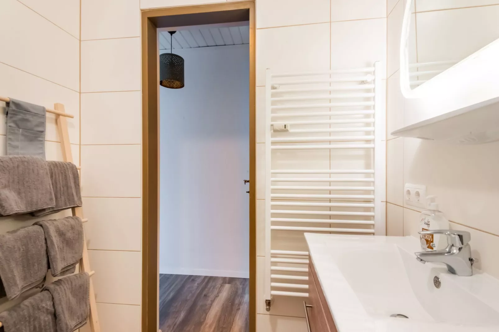 Lake Apartment Yunique-Bathroom