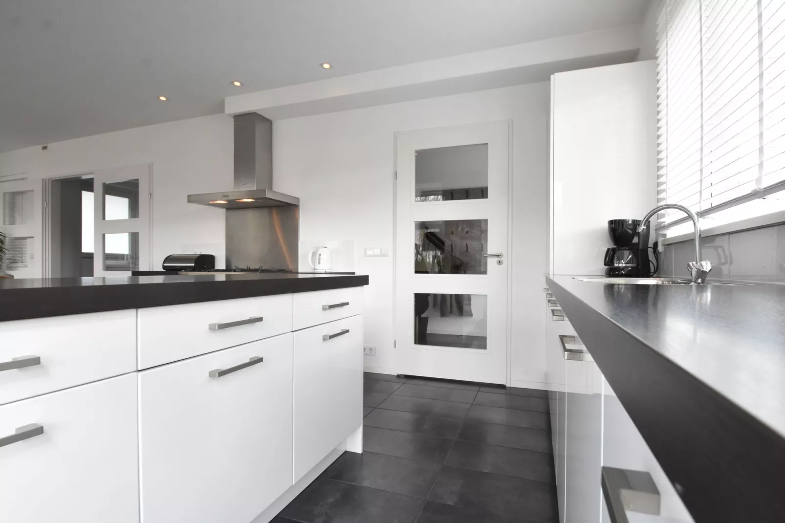 Villa Black & White Harderwijk 209-Kitchen