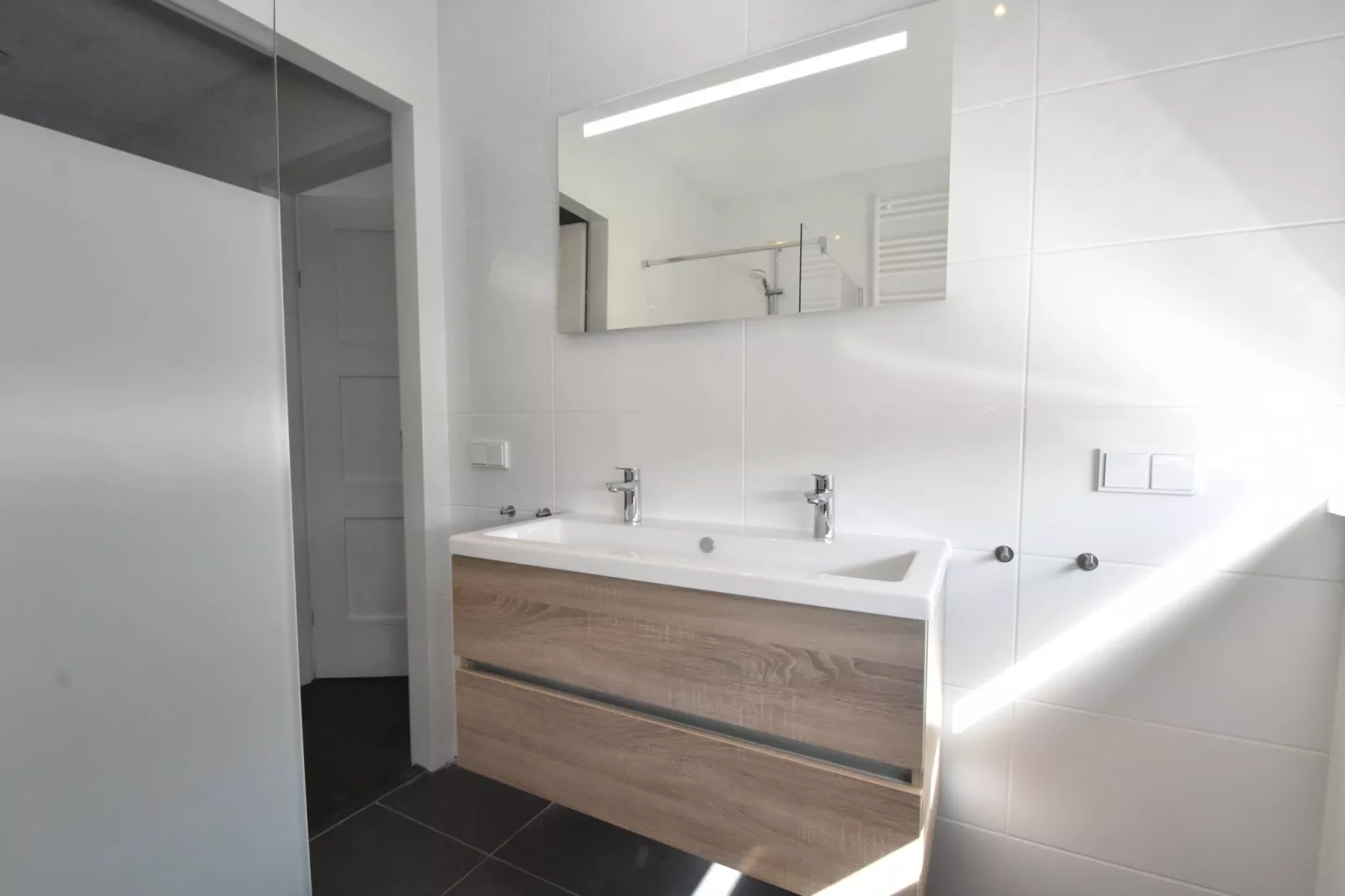 Villa Black & White Harderwijk 209-Bathroom