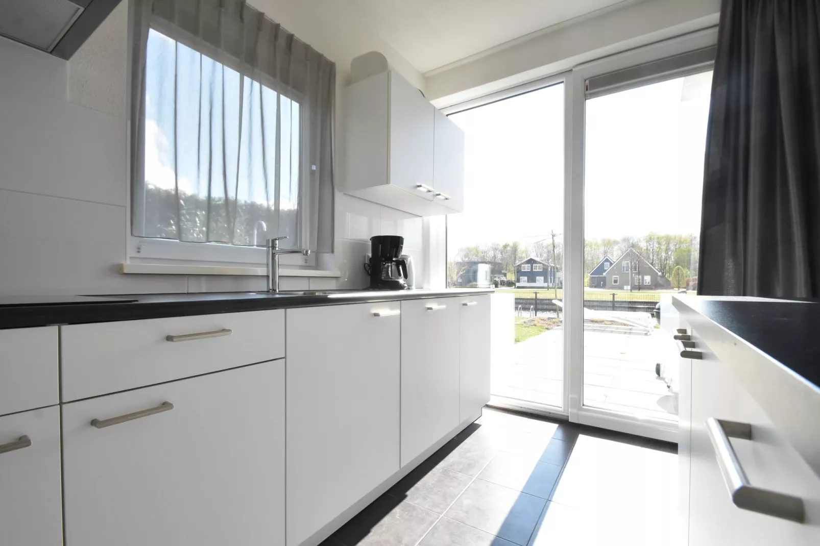 Villa Sunshine Harderwijk 234-Kitchen