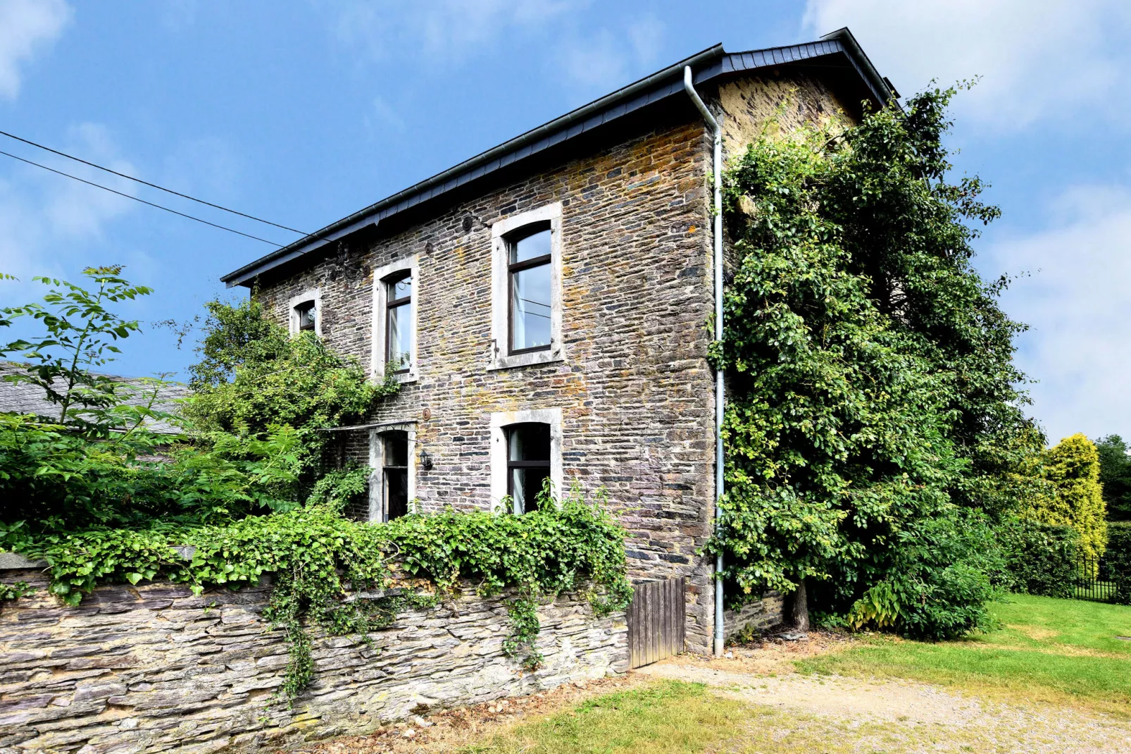 Les Poiriers-Exterior summer
