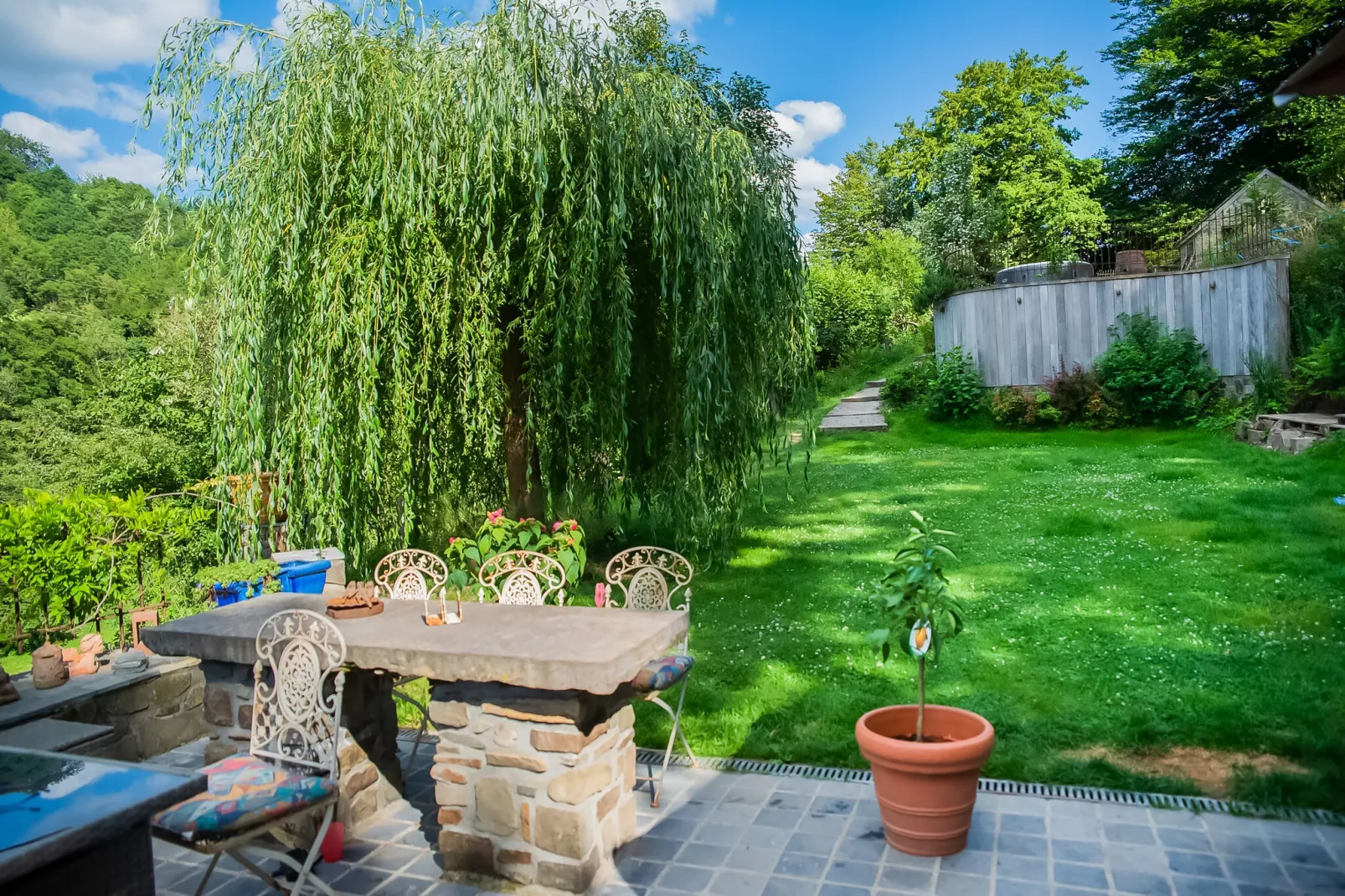 Beautiful home in nature with pool-Jardin d'été