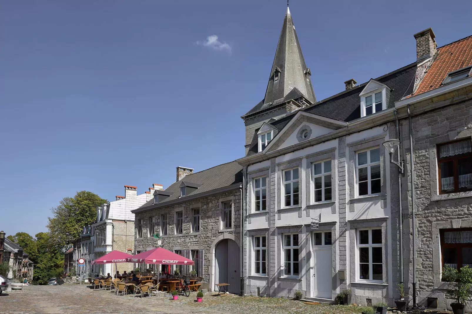 Le Dragon-Exterior summer