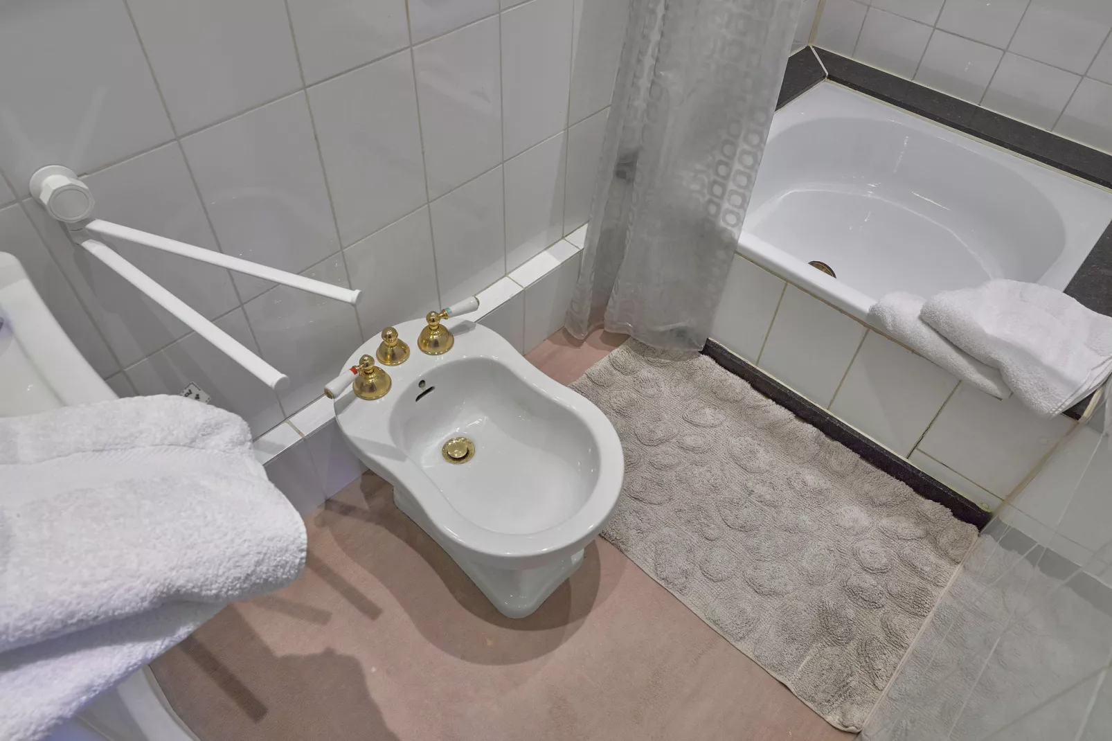 Le Dragon-Bathroom