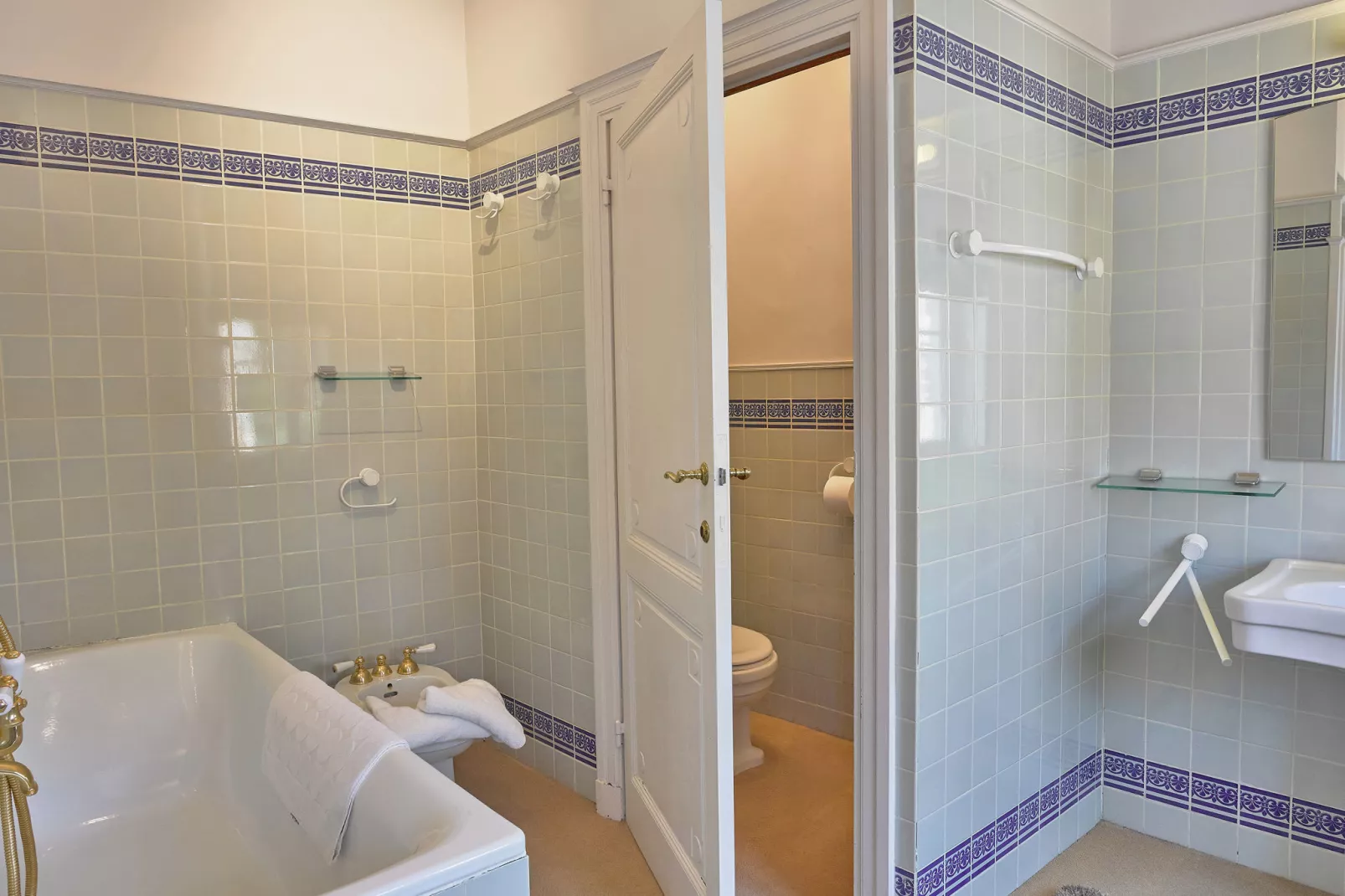 Le Dragon-Bathroom