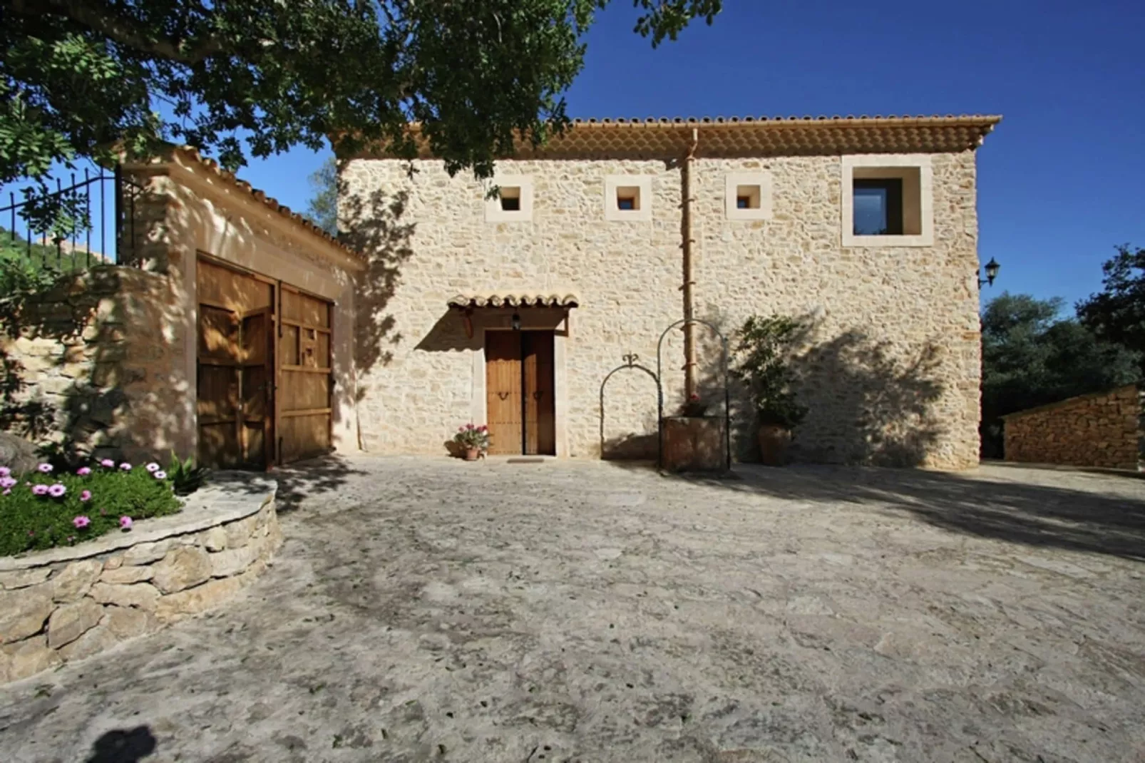 Petit-Exterior summer