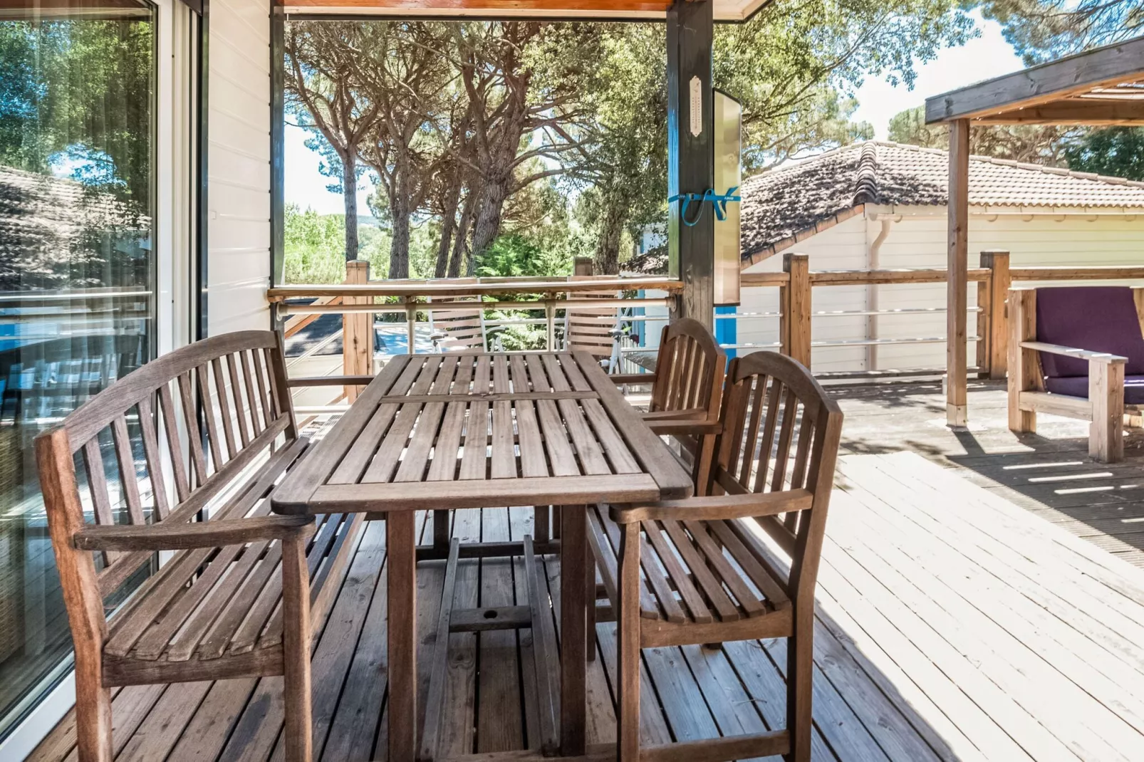 Lavande-Terrace balcony