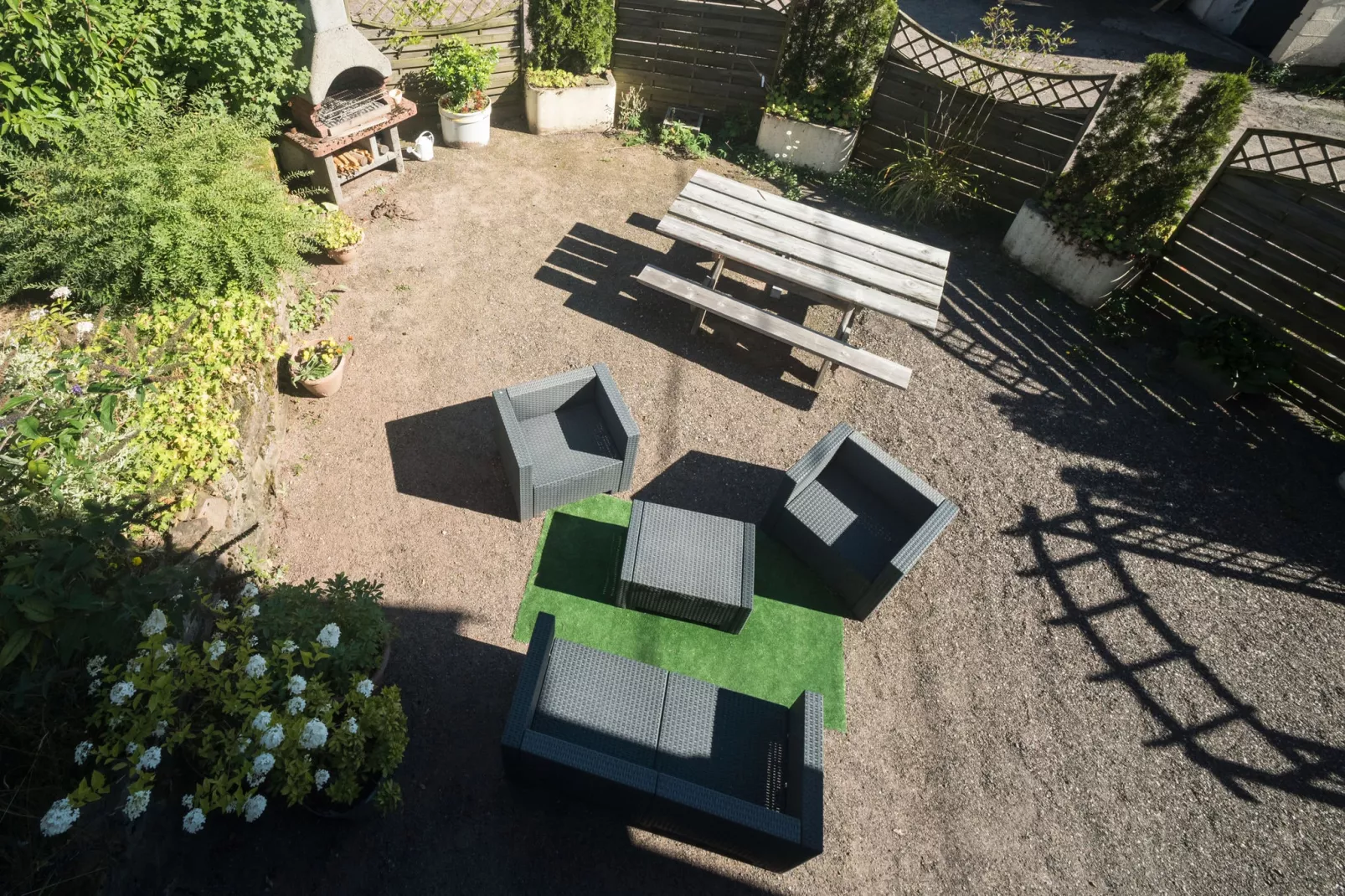 Le Dropt-Terrace balcony