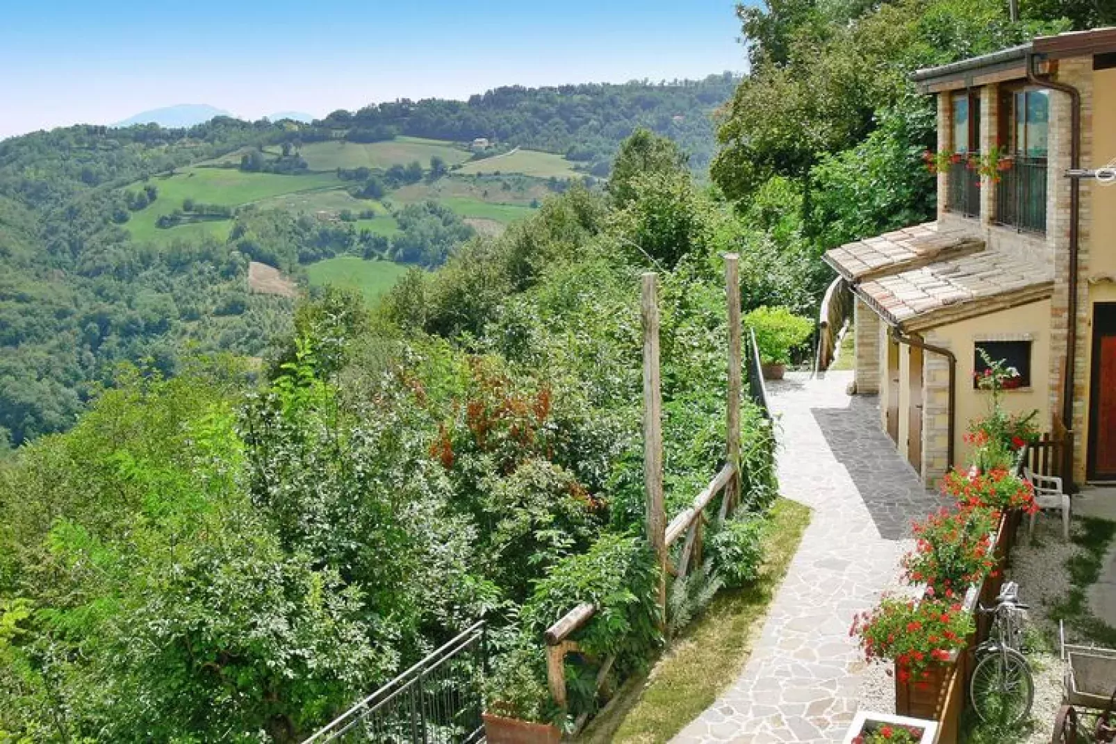 Agri-tourism La Filomena Montefortino - l'Infinito - View in summer
