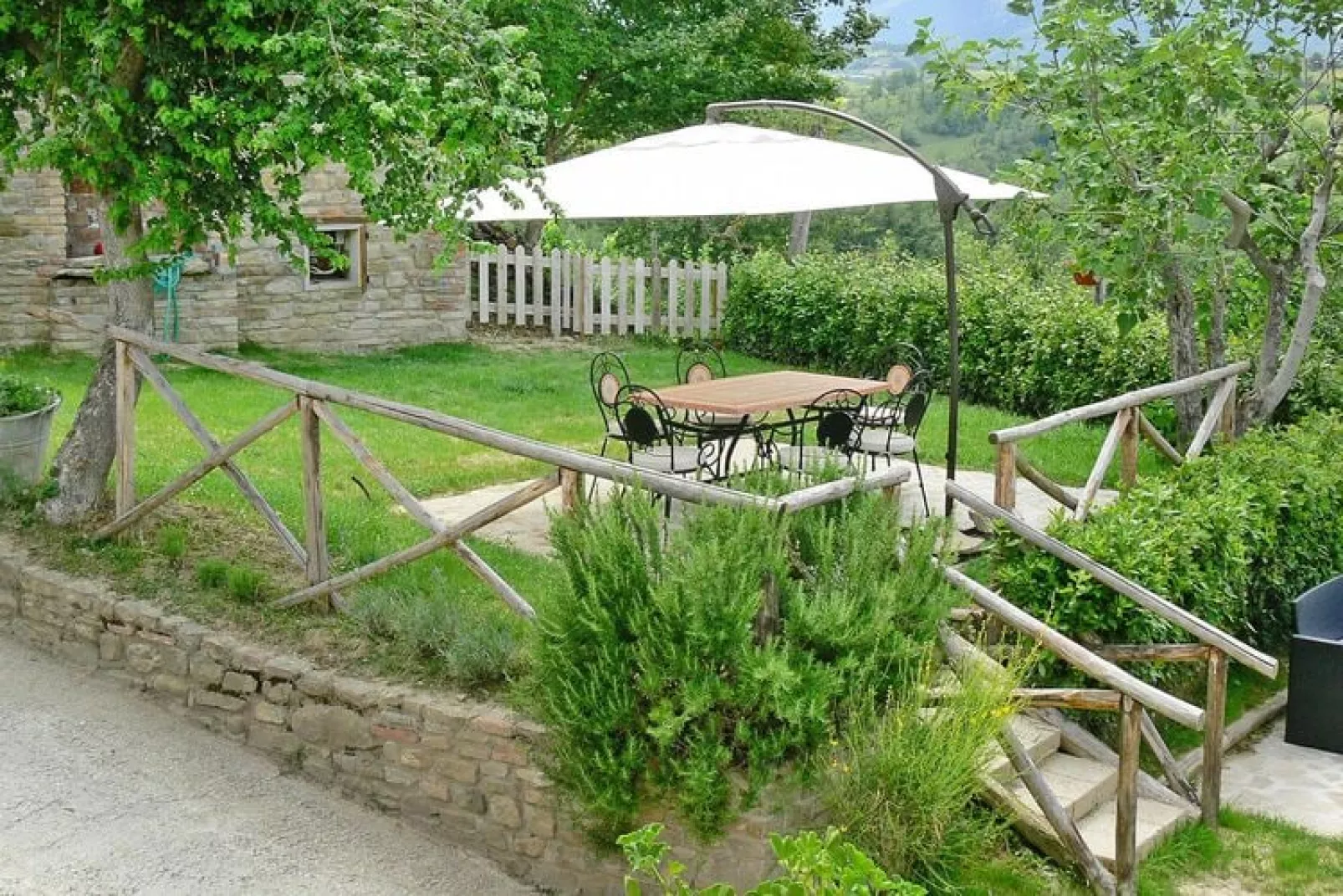 Agri-tourism La Filomena Montefortino-La Quiete - Garten Sommer