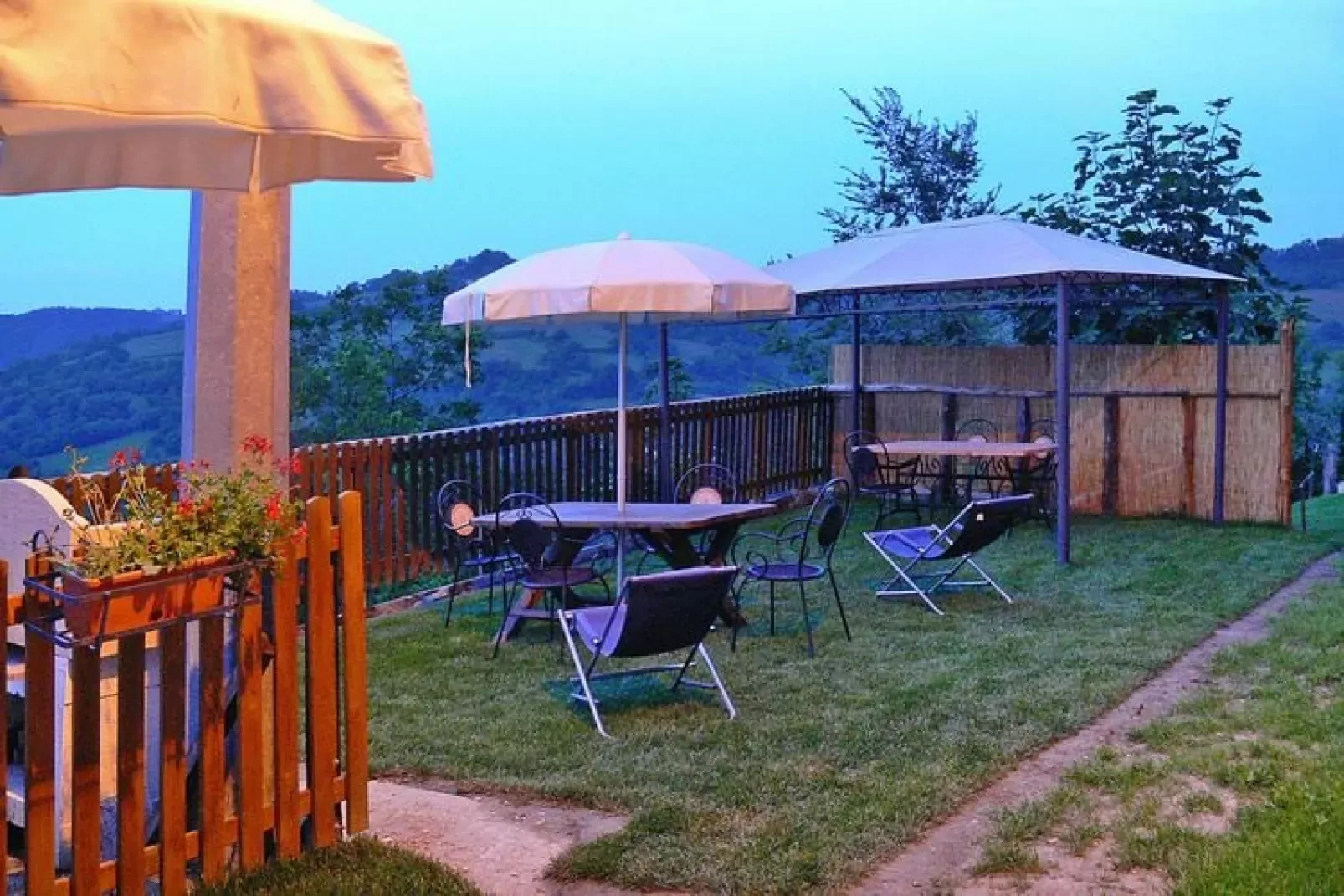 Agri-tourism La Filomena Montefortino-La Quiete - Garten Sommer