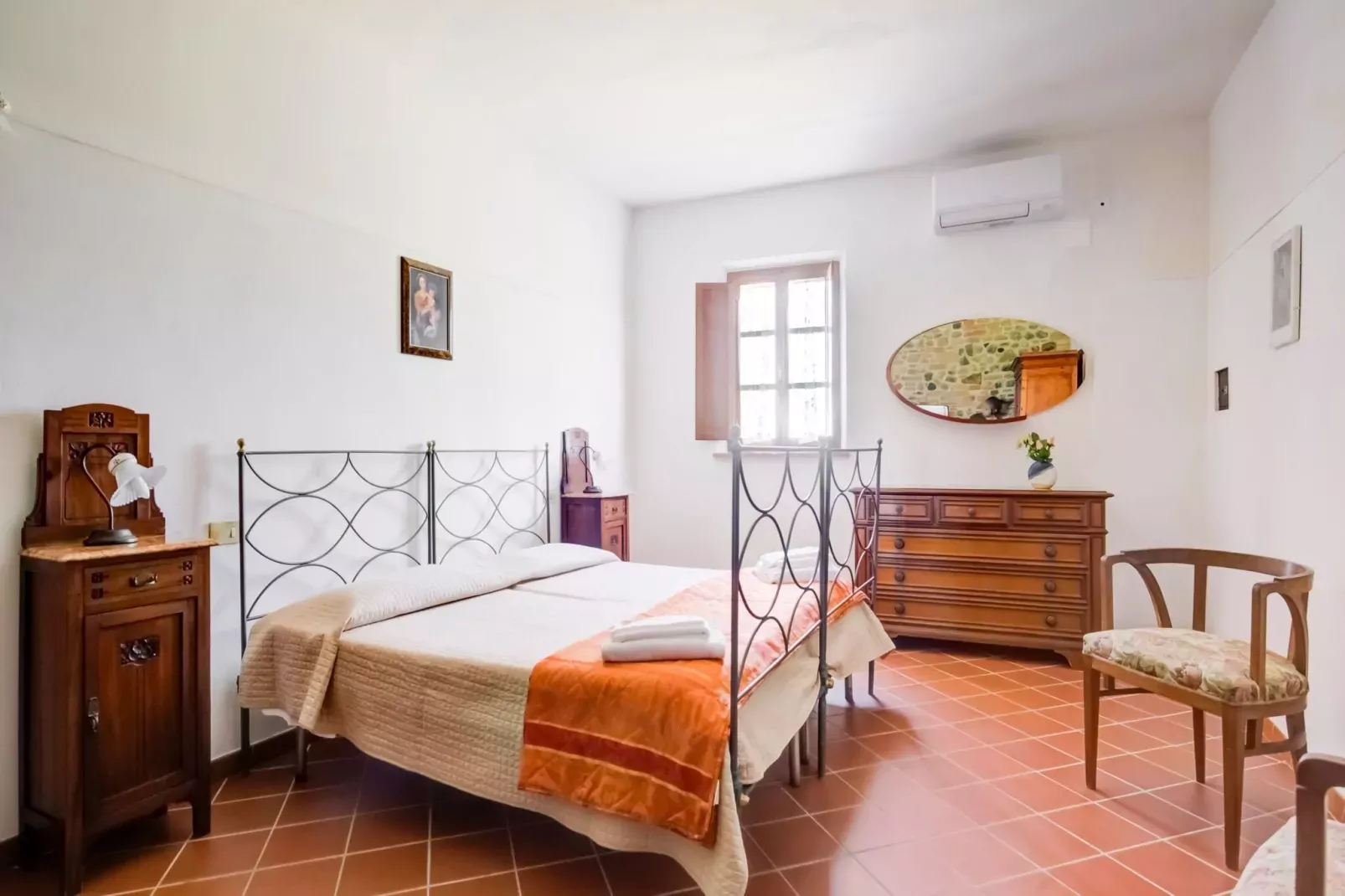 Rosa-Bedroom