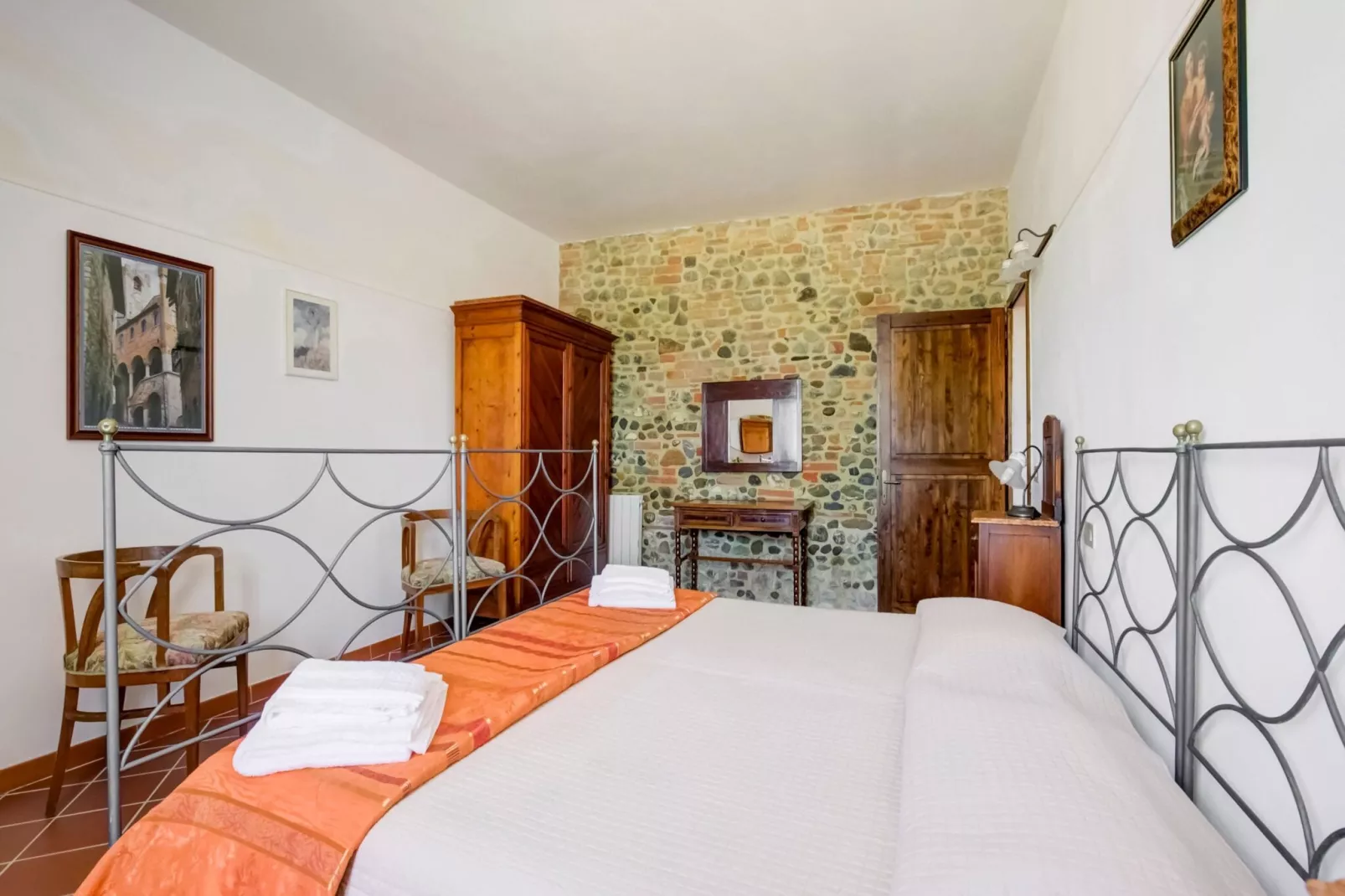 Rosa-Bedroom