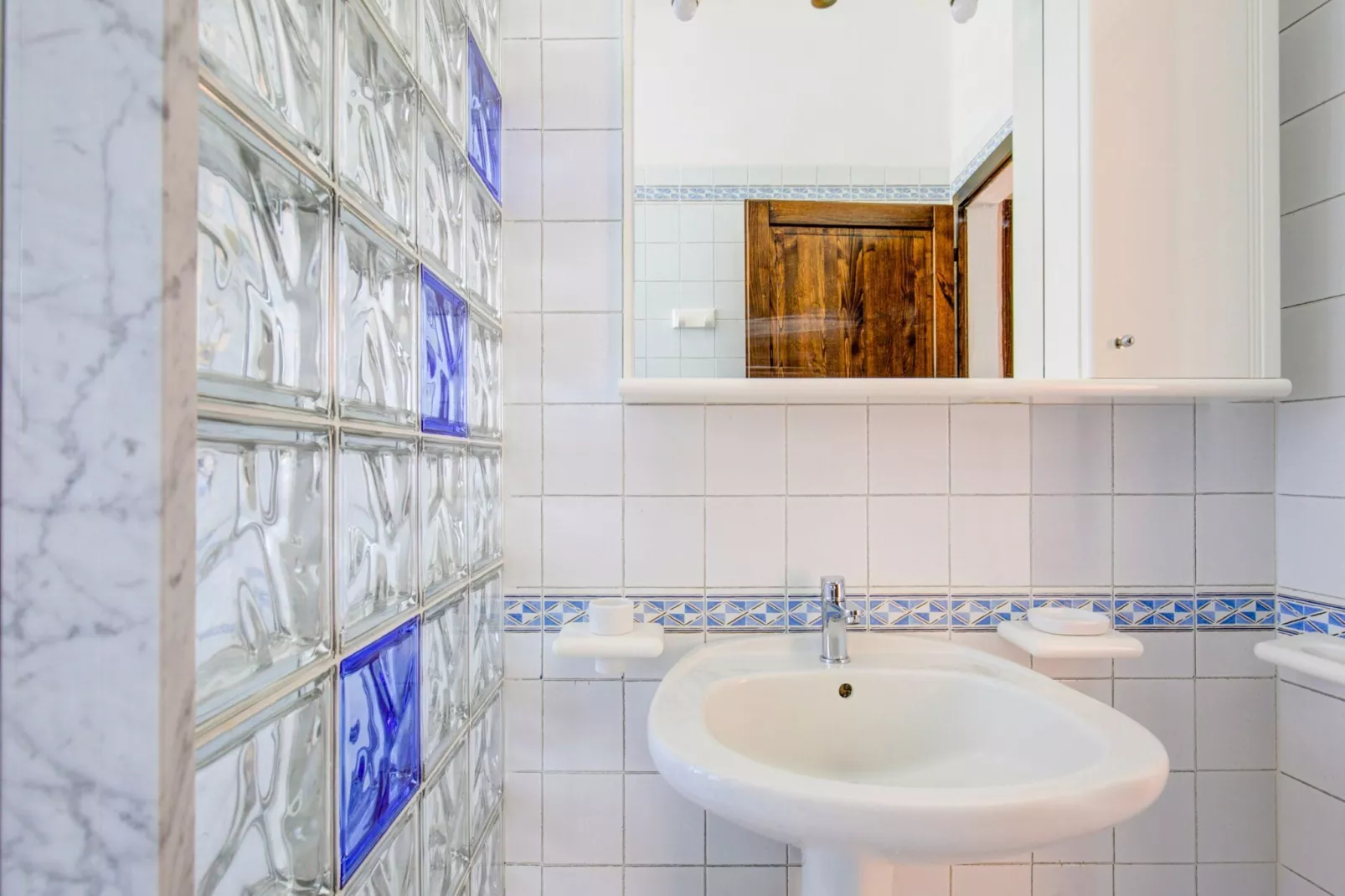 Rosa-Bathroom
