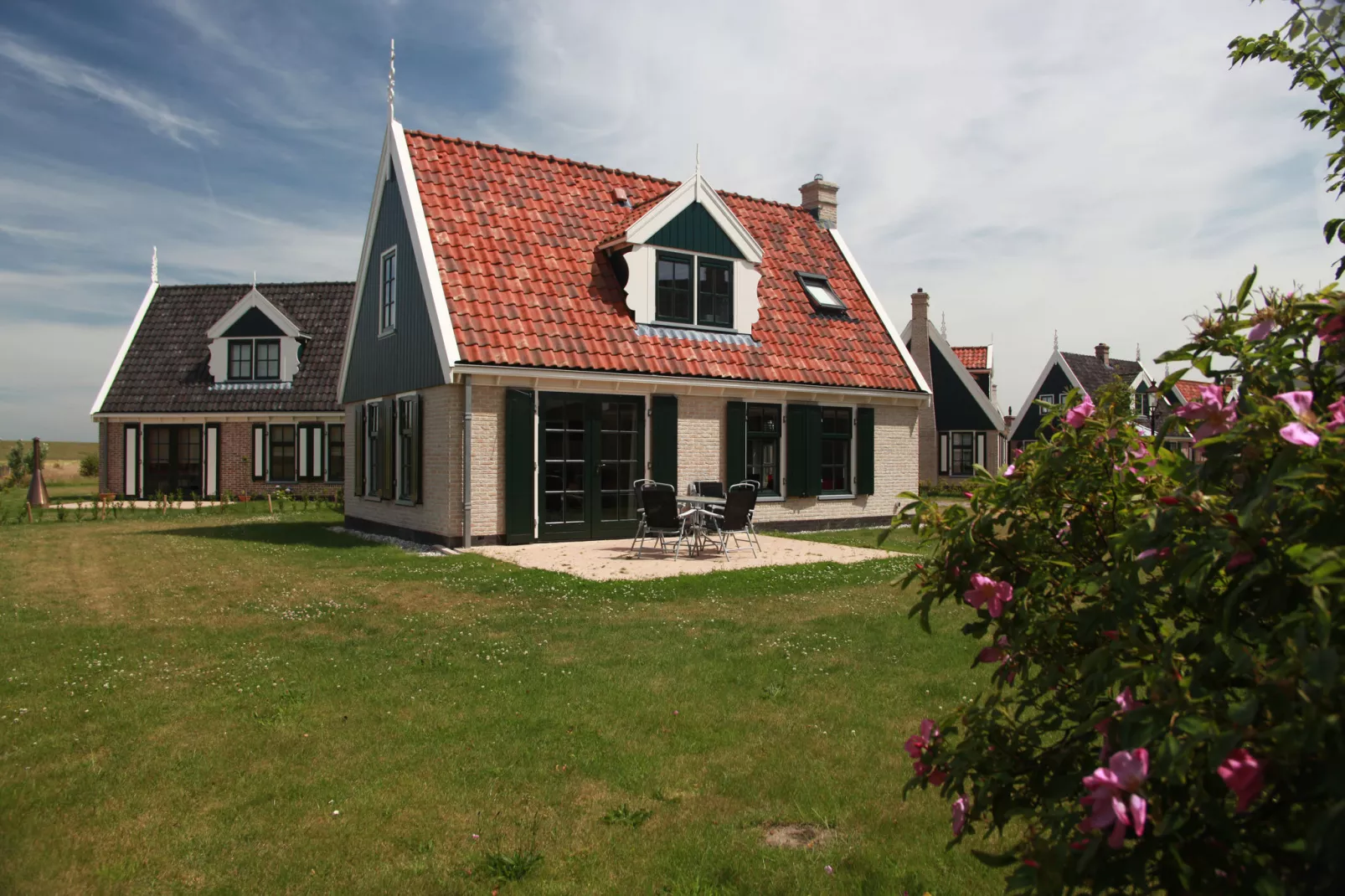 Recreatiepark Wiringherlant - Villa 5-Exterior summer