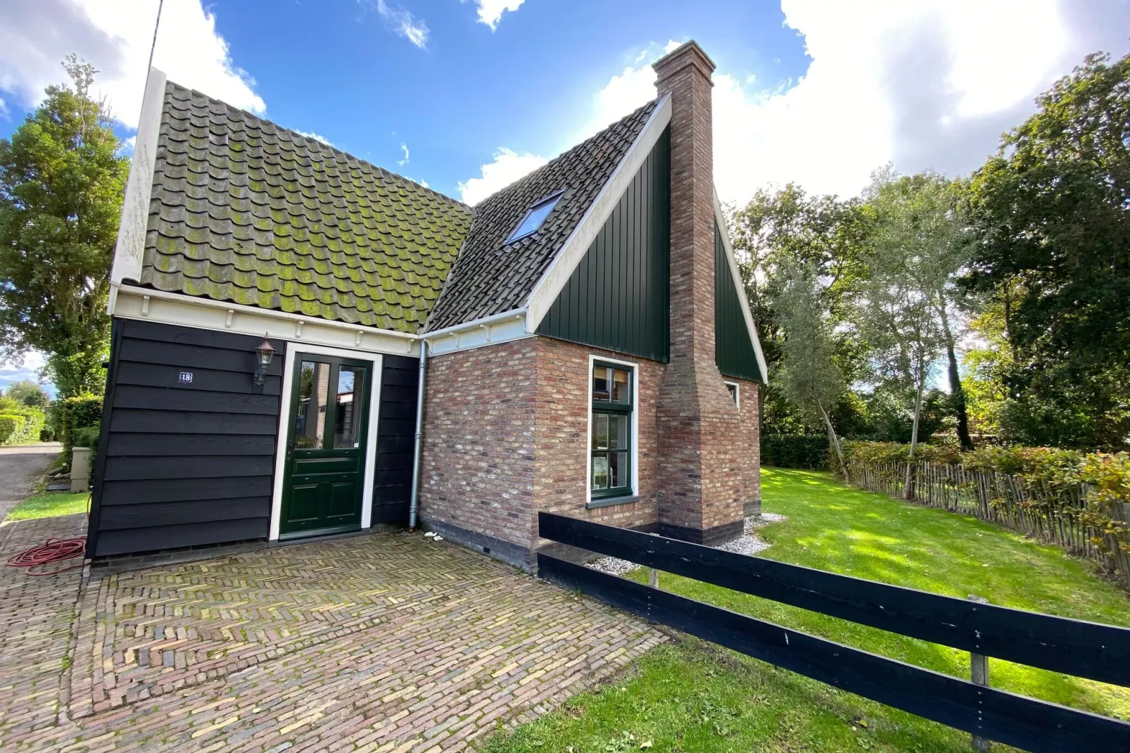 Recreatiepark Wiringherlant - Villa 18-Exterior summer