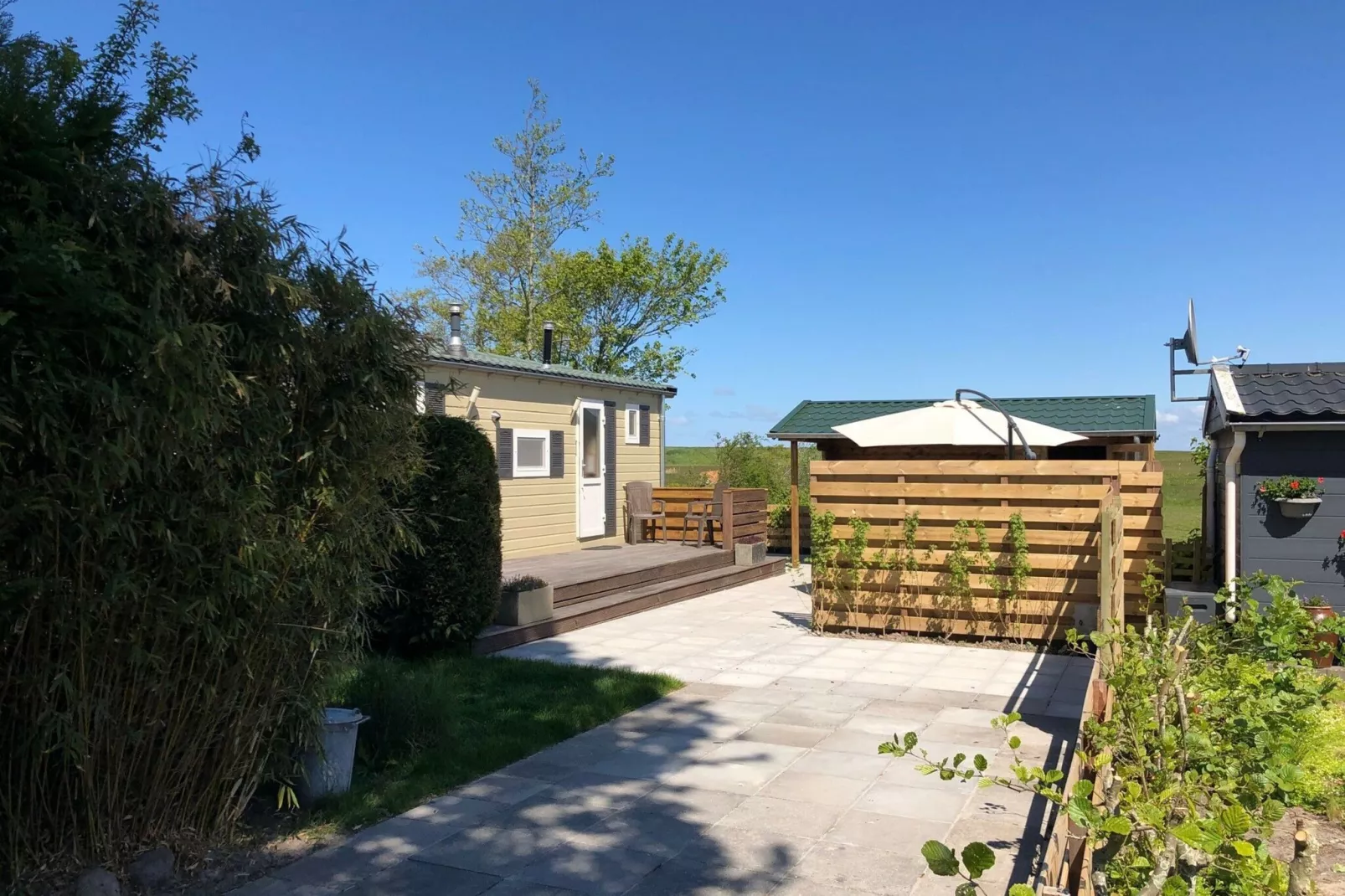 Recreatiepark Wiringherlant - Wiringher Chalet 1-Gardens summer