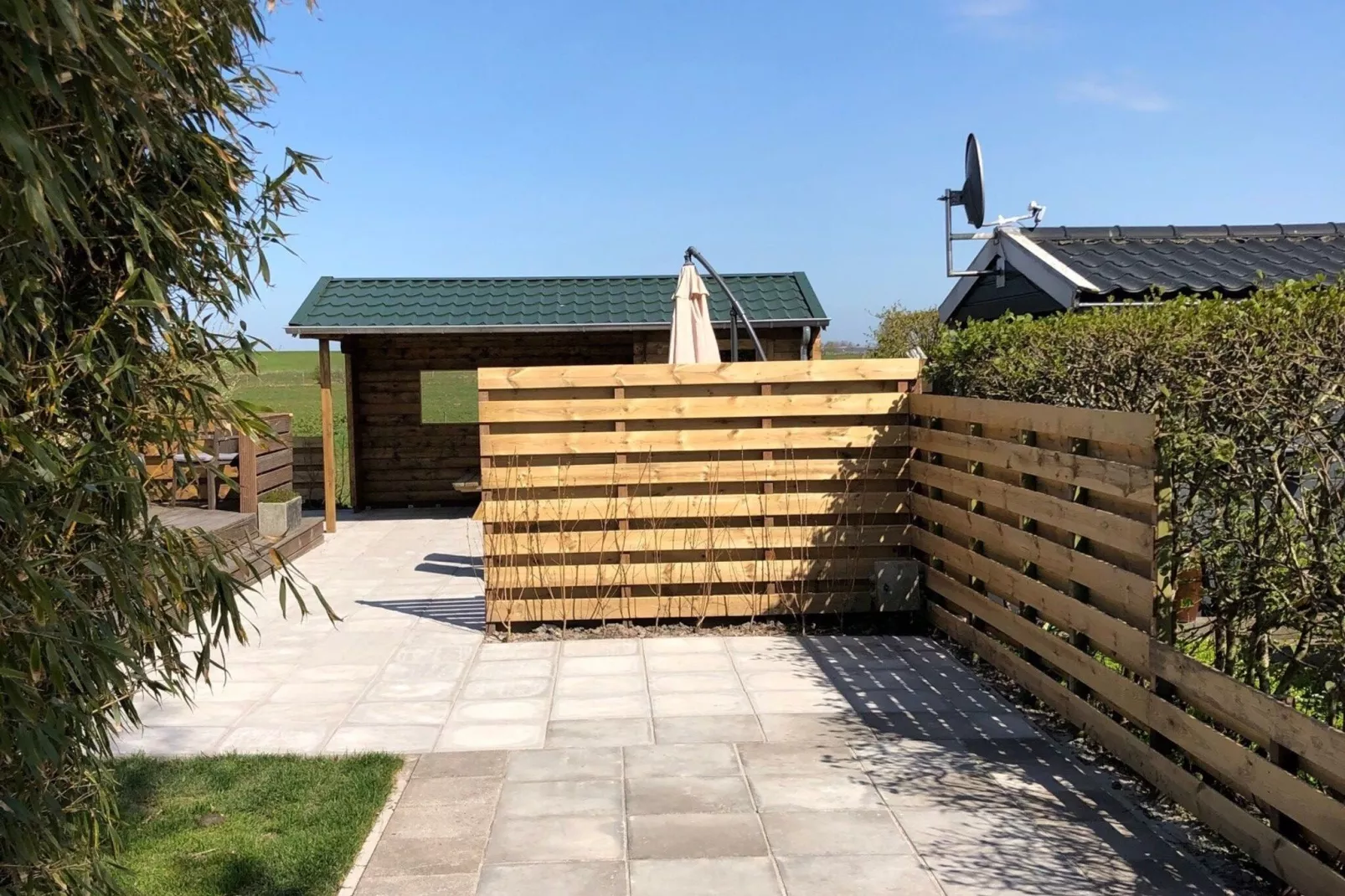 Recreatiepark Wiringherlant - Wiringher Chalet 1-Gardens summer