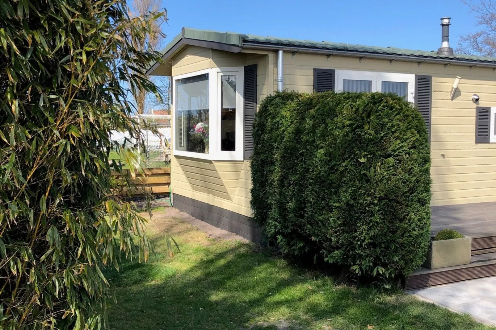 Recreatiepark Wiringherlant - Wiringher Chalet 1-Gardens summer