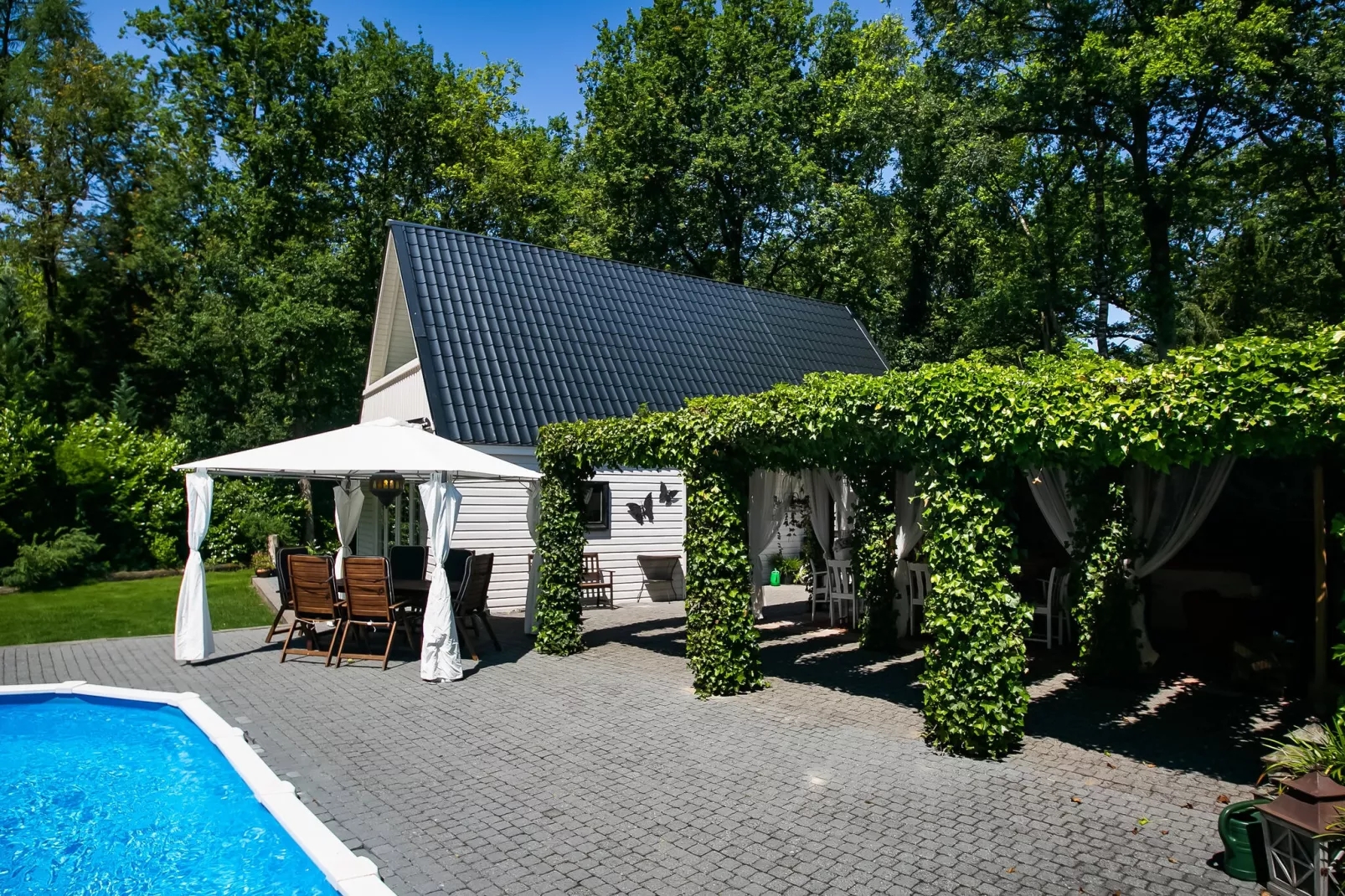 Botterlodge-Exterior summer