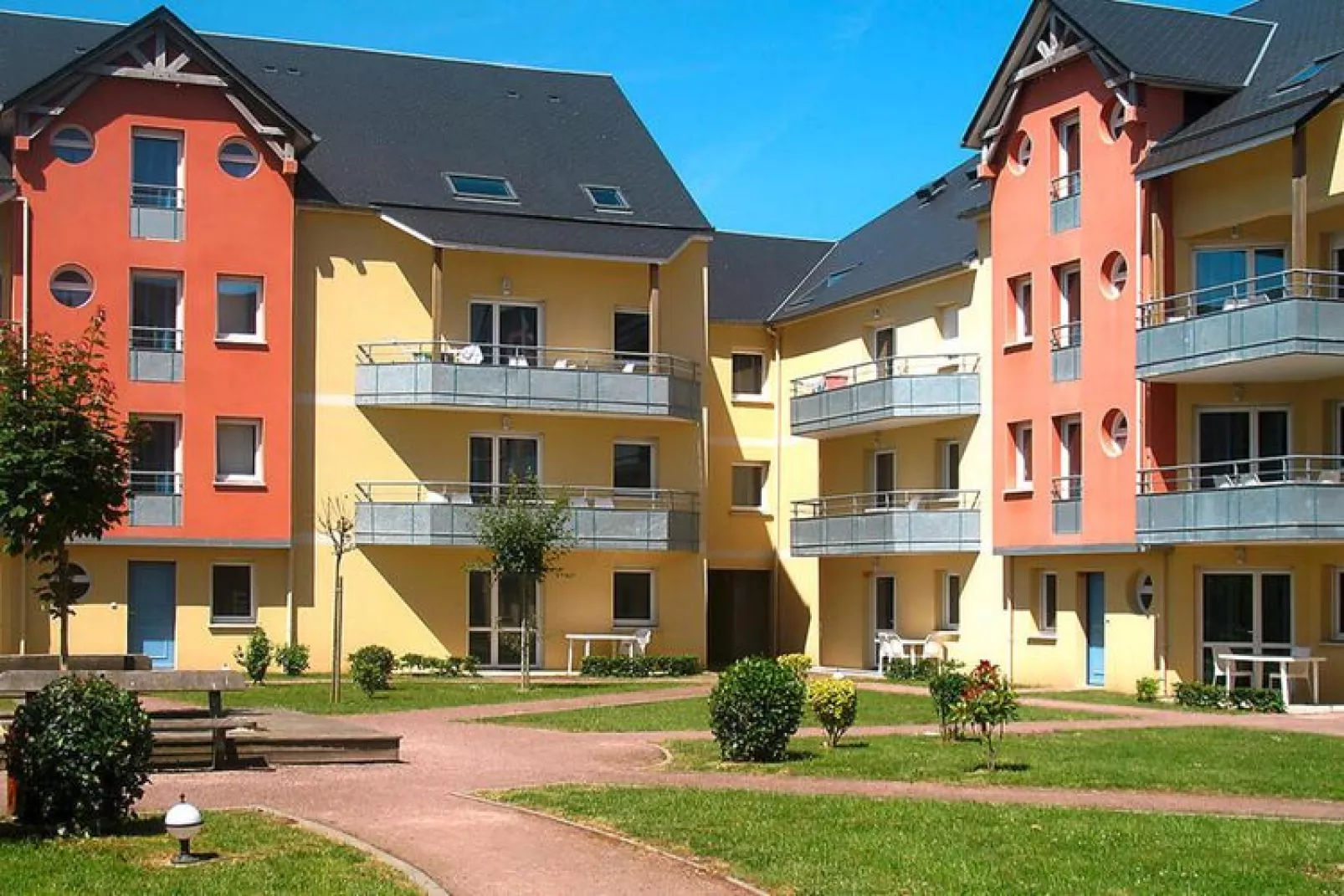 Residence Les Isles de Sola Grandcamp // T3 BALCON / 3 pcs 50 à 60 m2 T3 AVEC balcon ou terrasse-Exterior summer