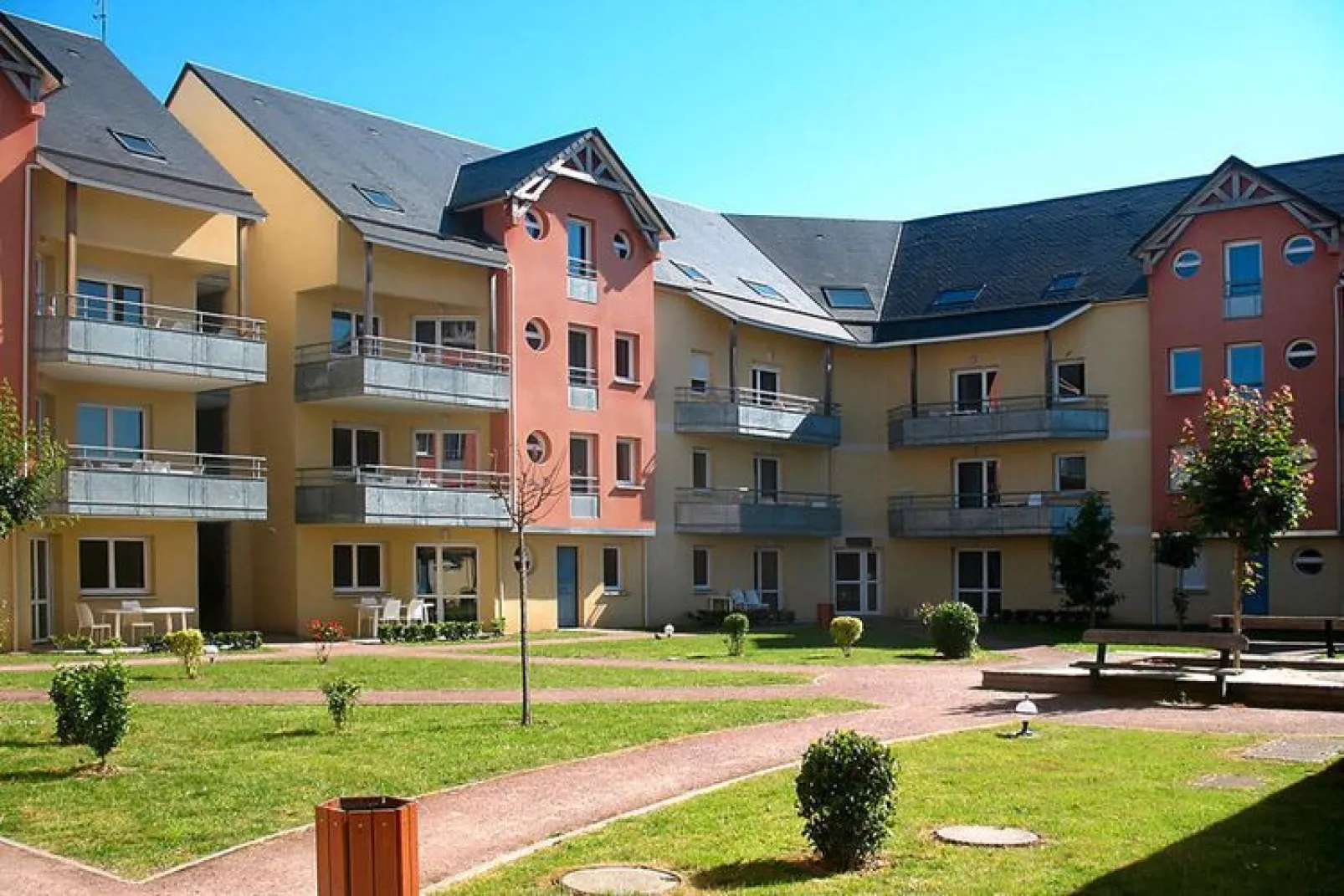 Residence Les Isles de Sola Grandcamp // T3 BALCON / 3 pcs 50 à 60 m2 T3 AVEC balcon ou terrasse-Exterior summer