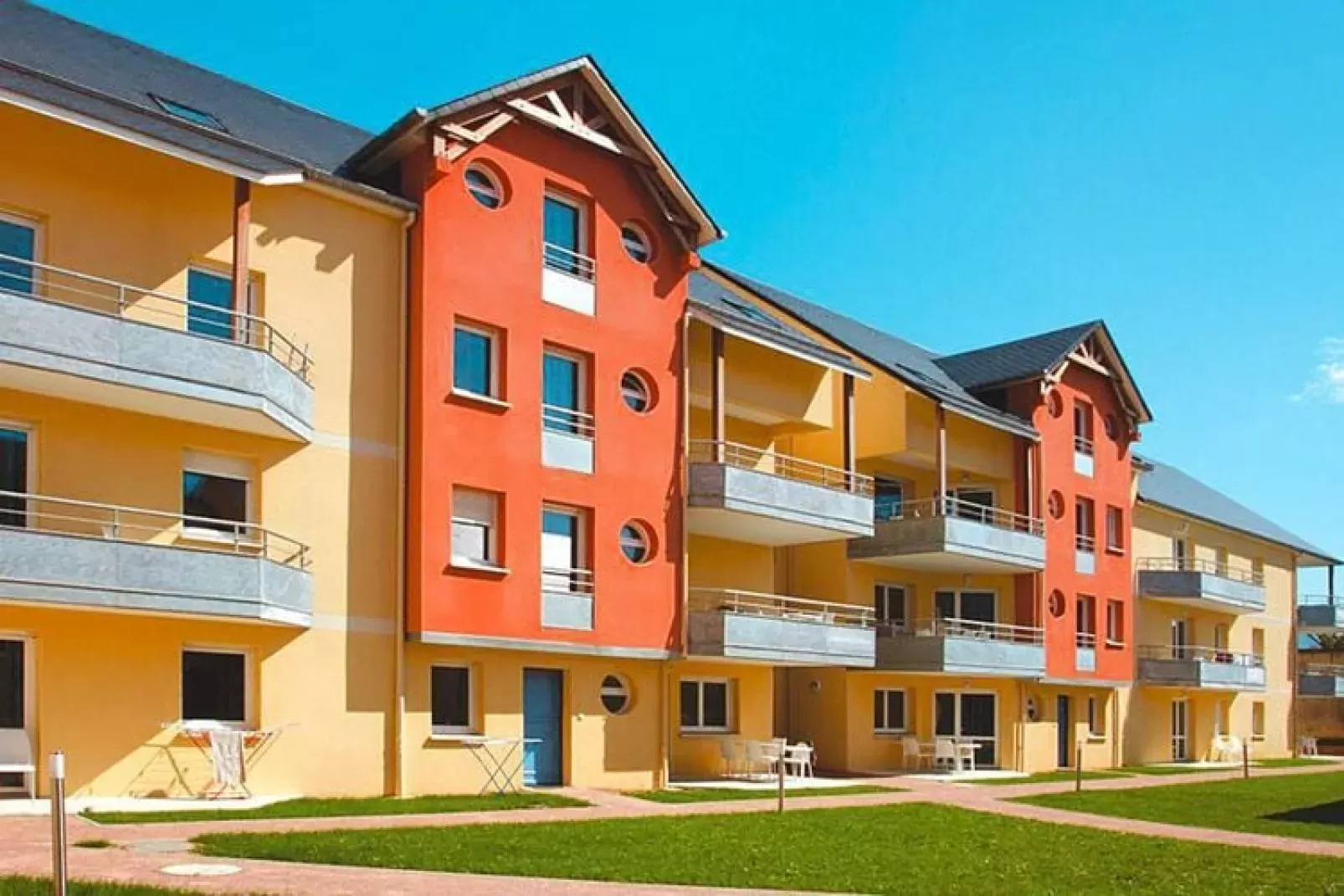 Residence Les Isles de Sola Grandcamp // T3 BALCON / 3 pcs 50 à 60 m2 T3 AVEC balcon ou terrasse-Exterior summer