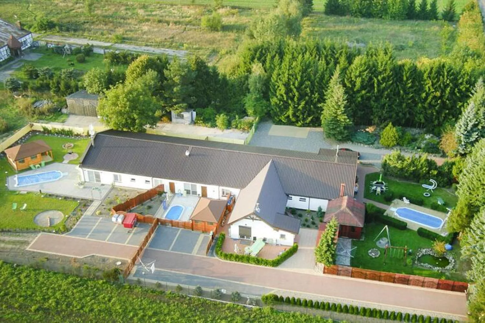 Dom wakacyjny z basenem dla 16 osób Sieciemin-Außenbereich Sommer