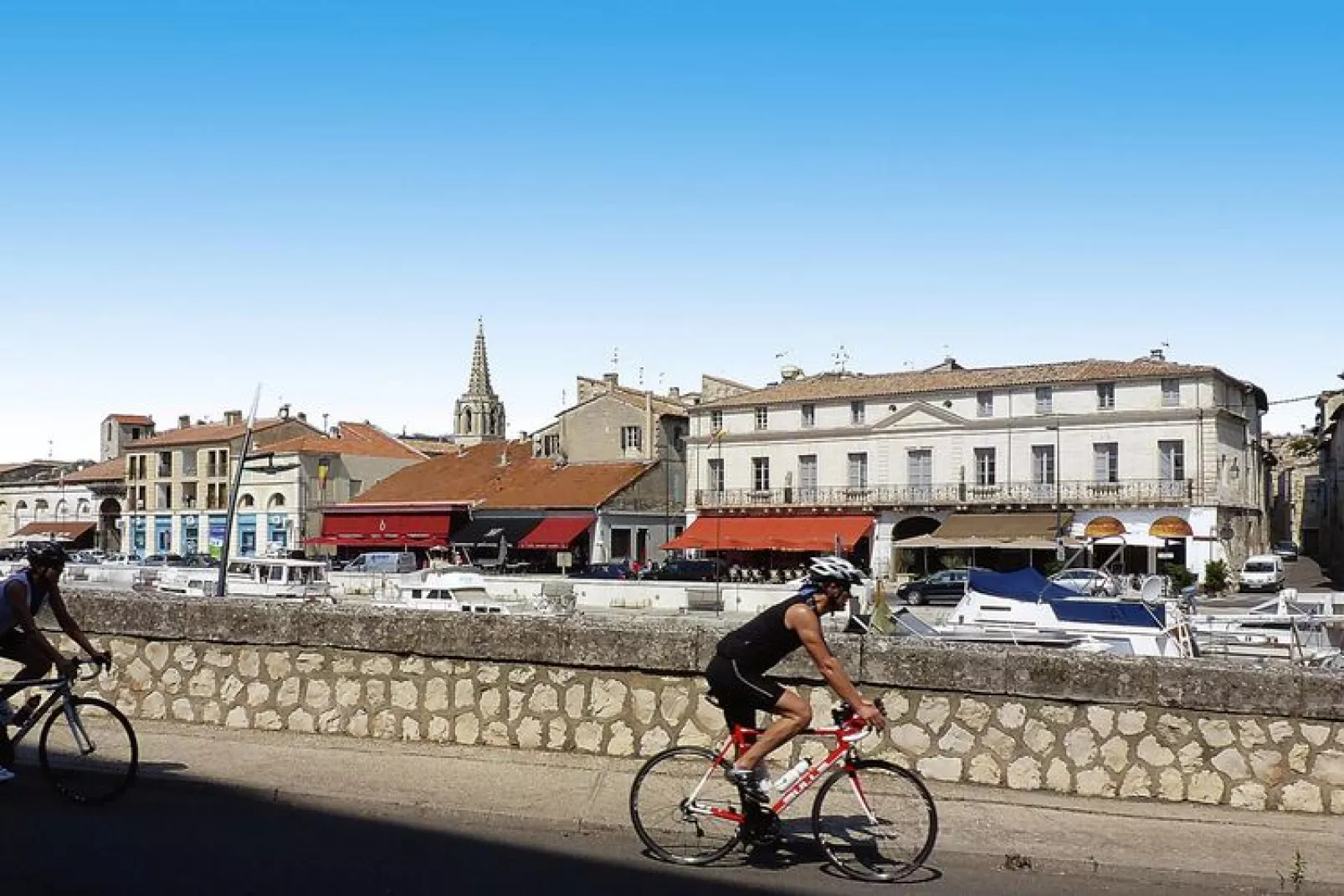 Doppelhaushälfte in Beaucaire-Areas summer 5km