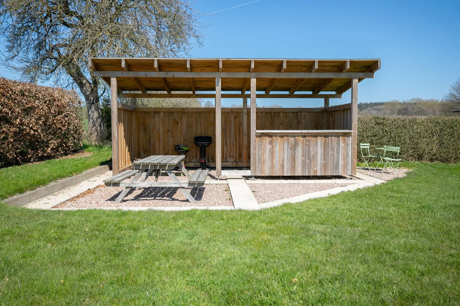 Villa East Canton-Gardens summer