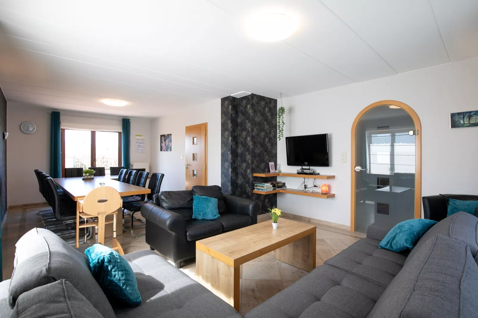 Villa East Canton-Living room