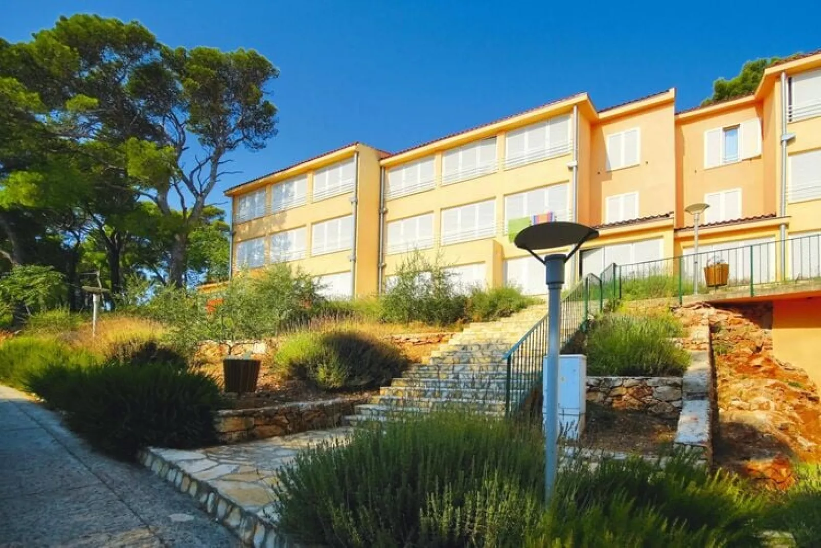 Apartments Fontana Resort Jelsa- Deluxe one bedroom apartment suite 2&2 - 68 qm 4 Pers-Exterior summer