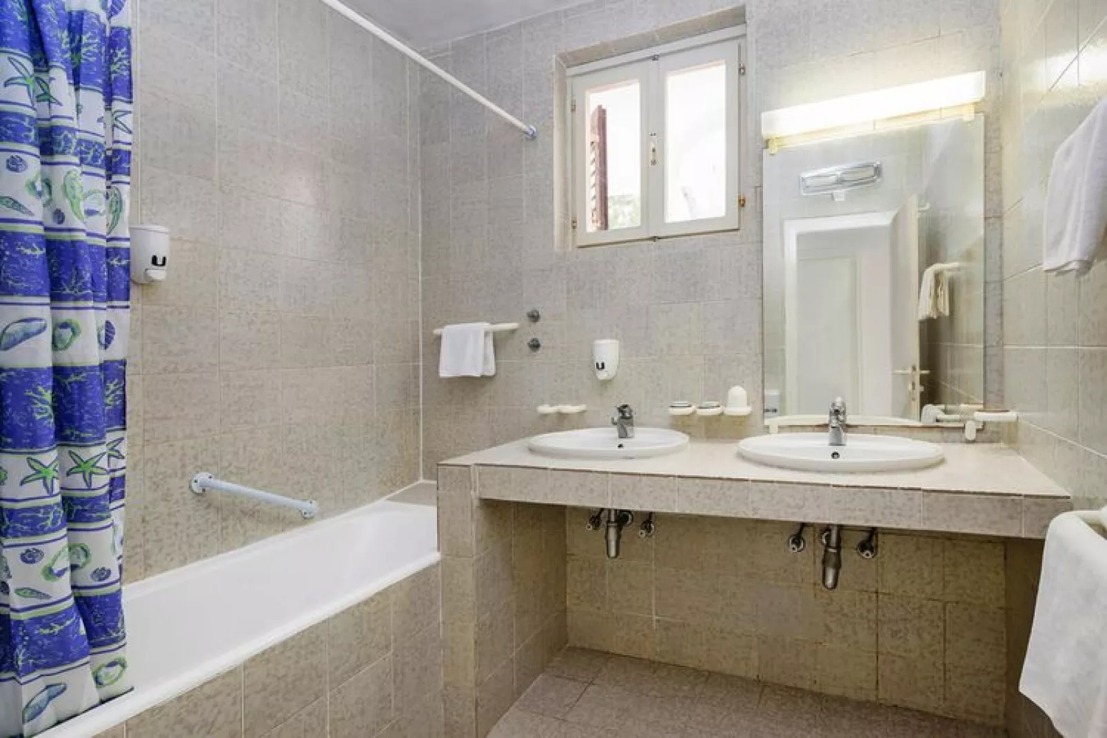 Apartments Fontana Resort Jelsa - Deluxe Studio 2 - 37 qm - 2 Pers-Bathroom