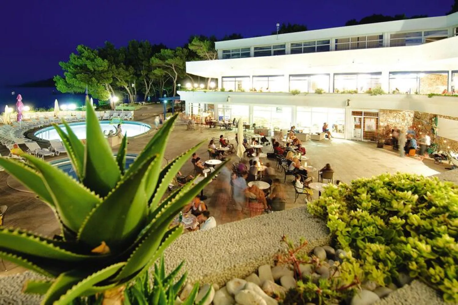 Apartments Fontana Resort Jelsa - Comfort Apartment 2&1 - 22 qm - 3 Pers-Gardens summer