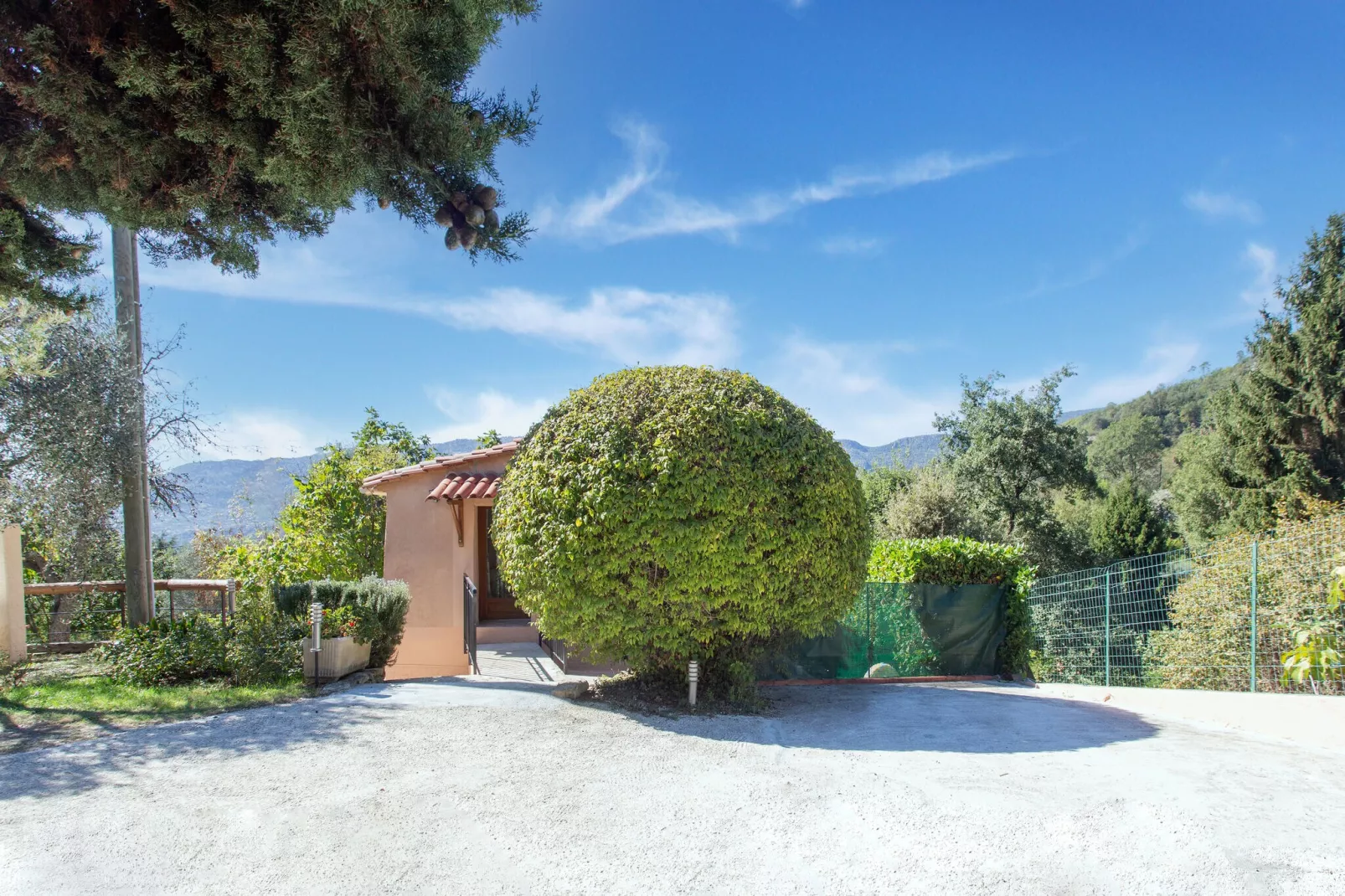 Berre les Alpes-Gardens summer
