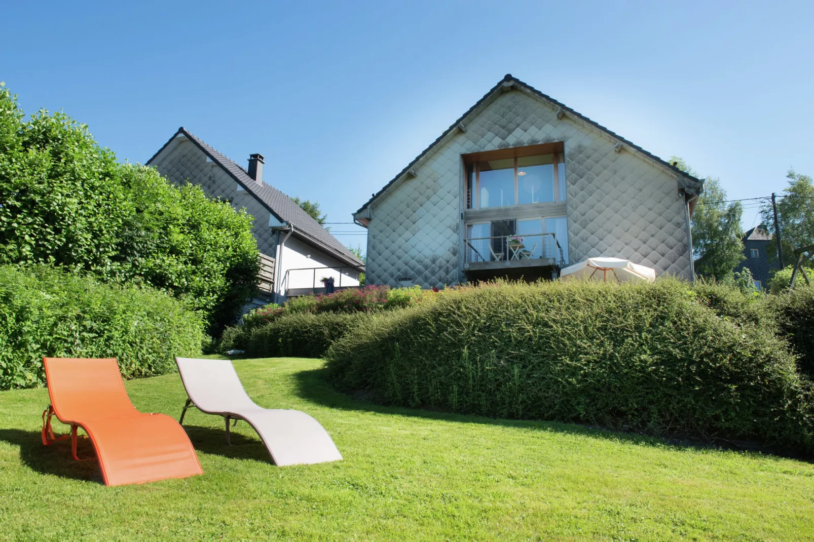 Les Terrasses-Exterior summer