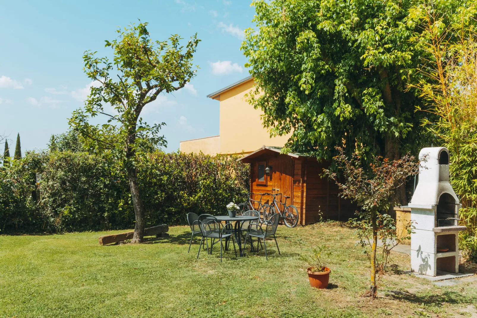 Chalet-Gardens summer