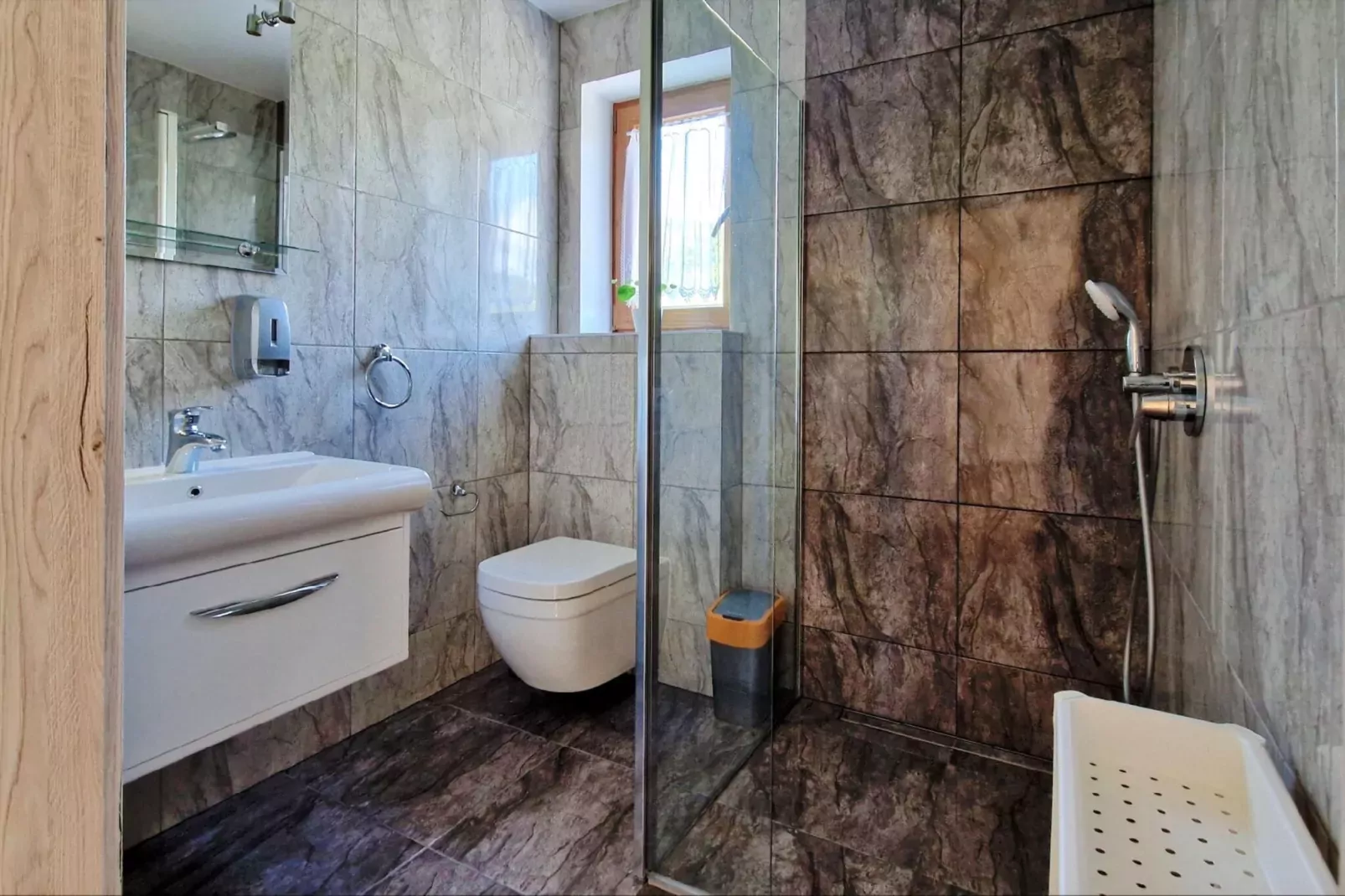 Komfortowy dom wakacyjny z basenem dla 12 osób-Bathroom